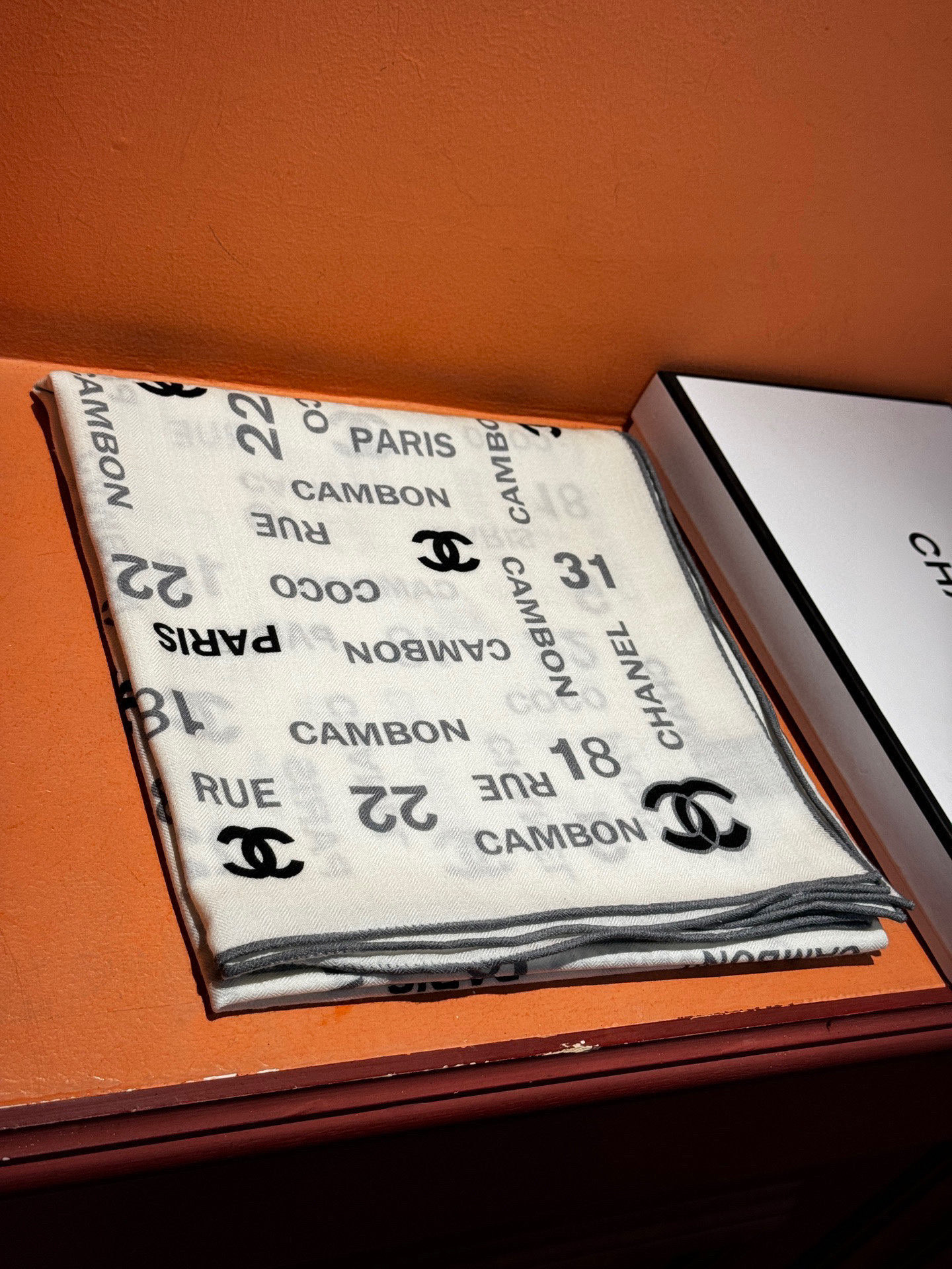 【升级双面同色 加密面料】 上新❤️ 
140*140台版印花  黑白二色 
 高级都市新贵！山茶花的再