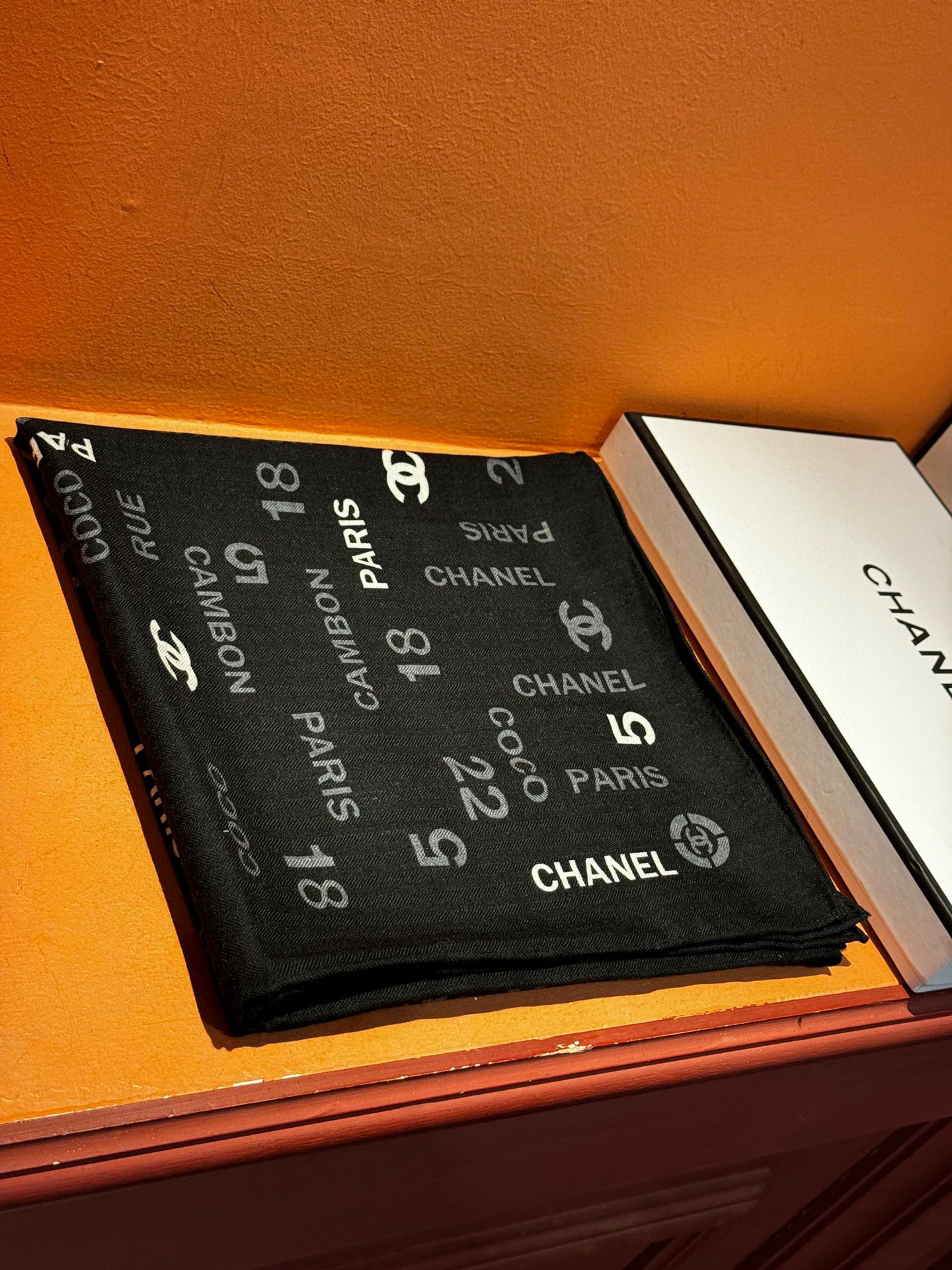 【升级双面同色 加密面料】 上新❤️ 
140*140台版印花  黑白二色 
 高级都市新贵！山茶花的再