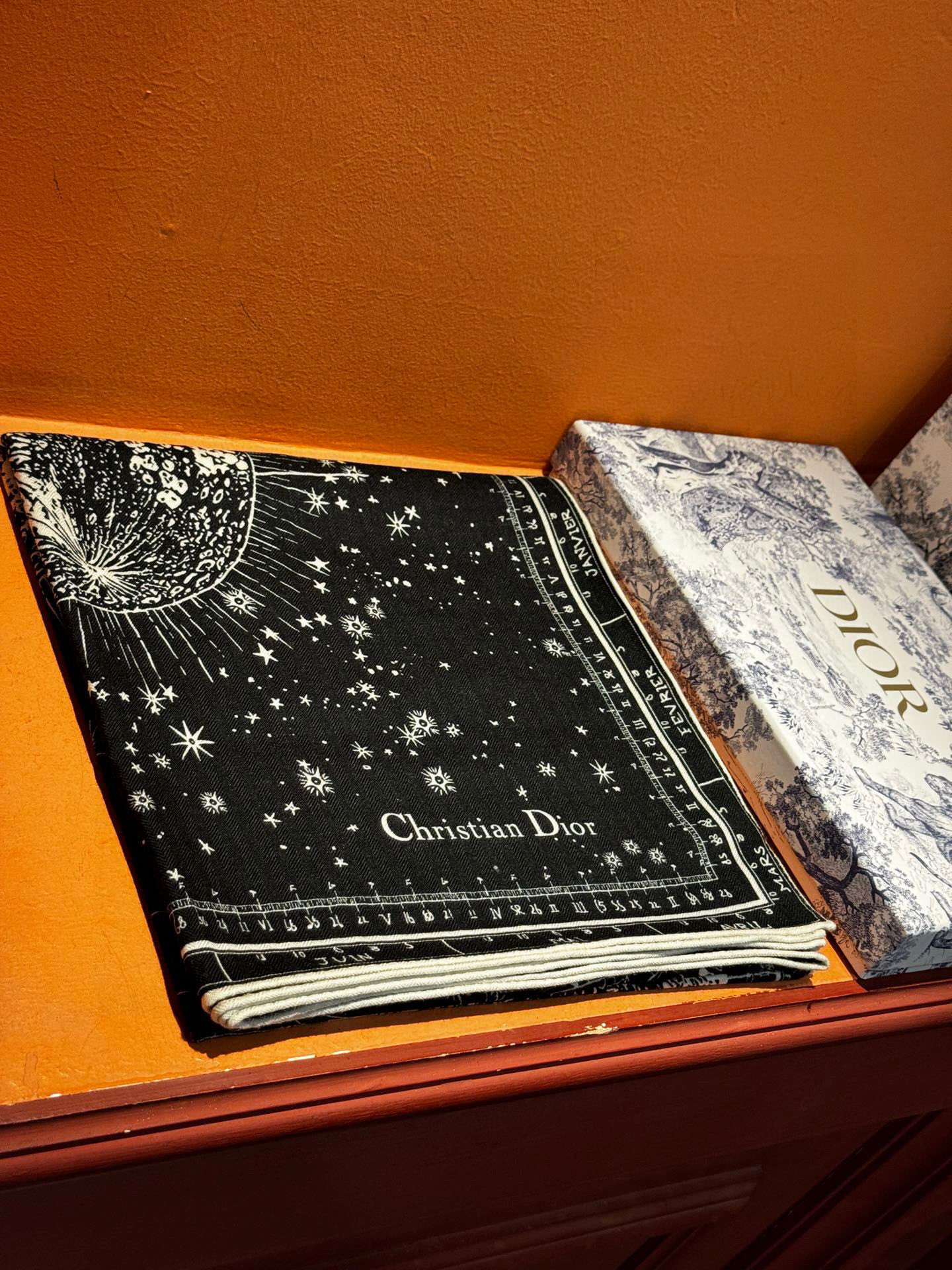 上新💞D家丝巾｛140cm真丝羊绒｝桑蚕丝+羊绒
现由彼得罗•鲁福 (Pietro RUffo） 设计的