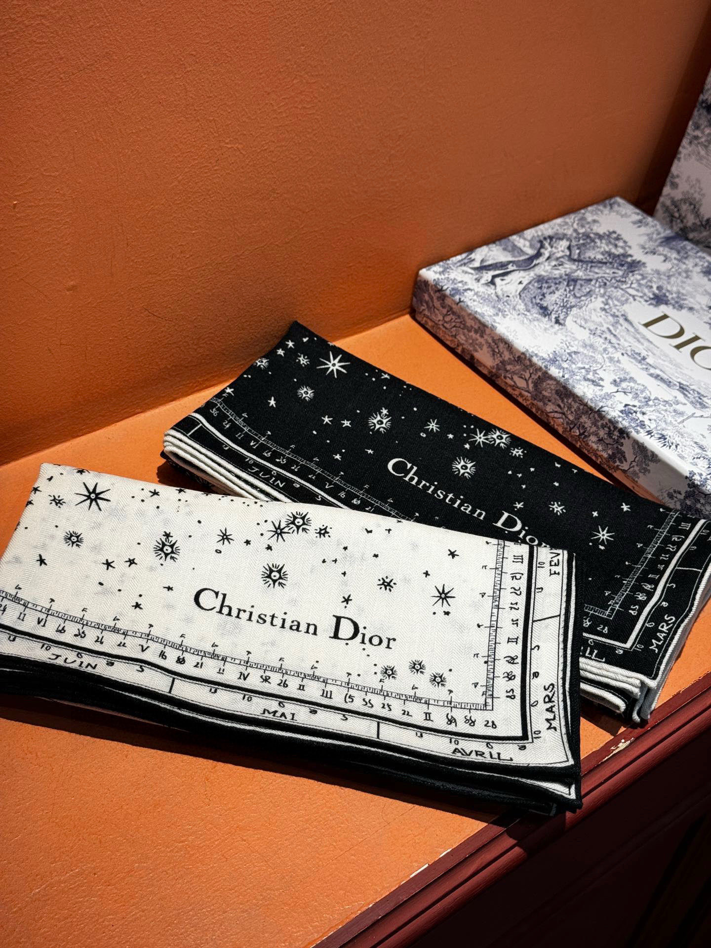 上新💞D家丝巾｛140cm真丝羊绒｝桑蚕丝+羊绒
现由彼得罗•鲁福 (Pietro RUffo） 设计的