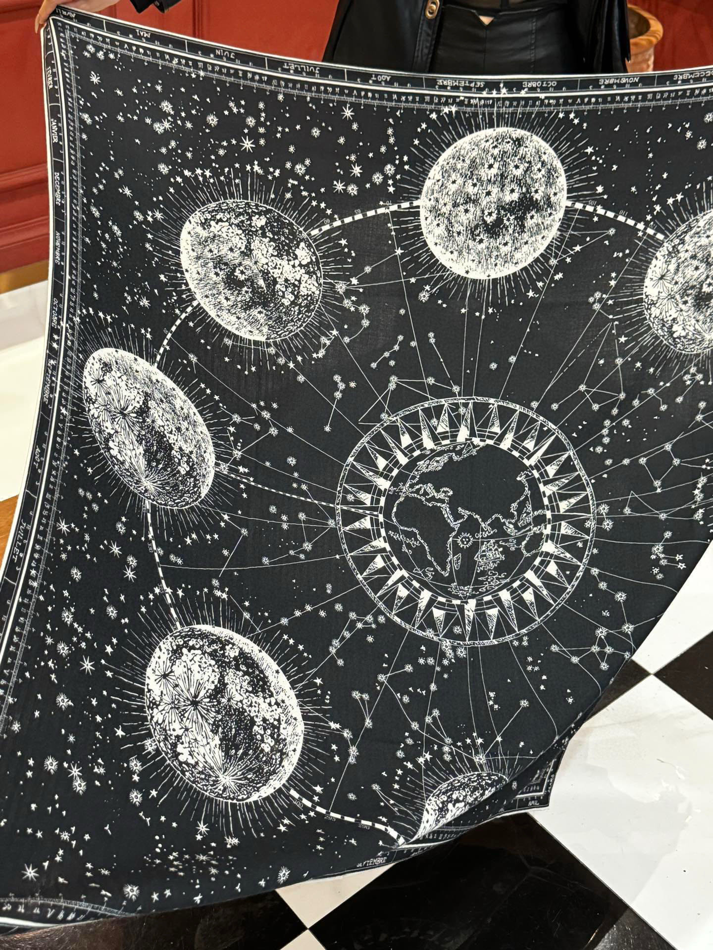 上新💞D家丝巾｛140cm真丝羊绒｝桑蚕丝+羊绒
现由彼得罗•鲁福 (Pietro RUffo） 设计的