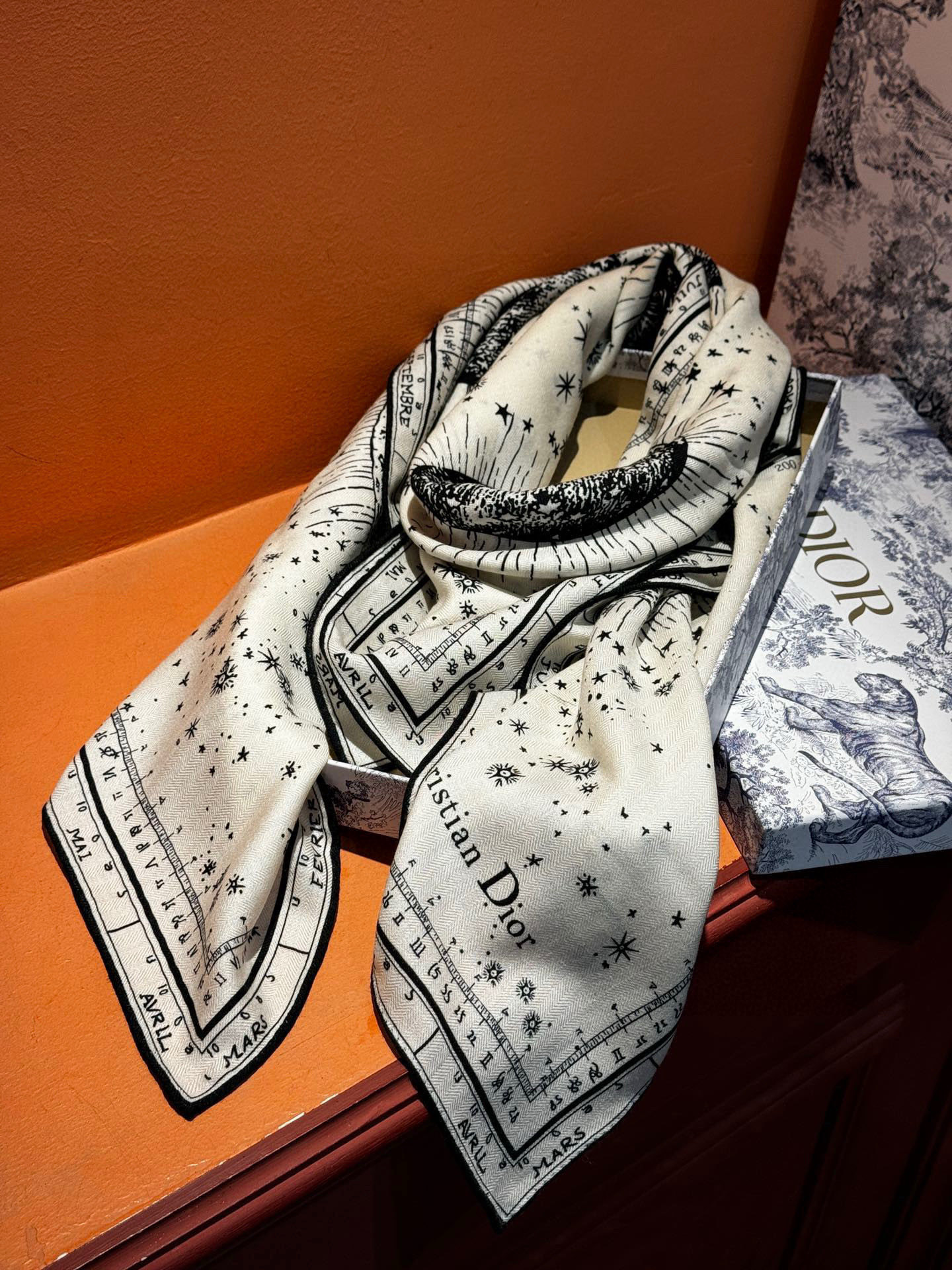 上新💞D家丝巾｛140cm真丝羊绒｝桑蚕丝+羊绒
现由彼得罗•鲁福 (Pietro RUffo） 设计的