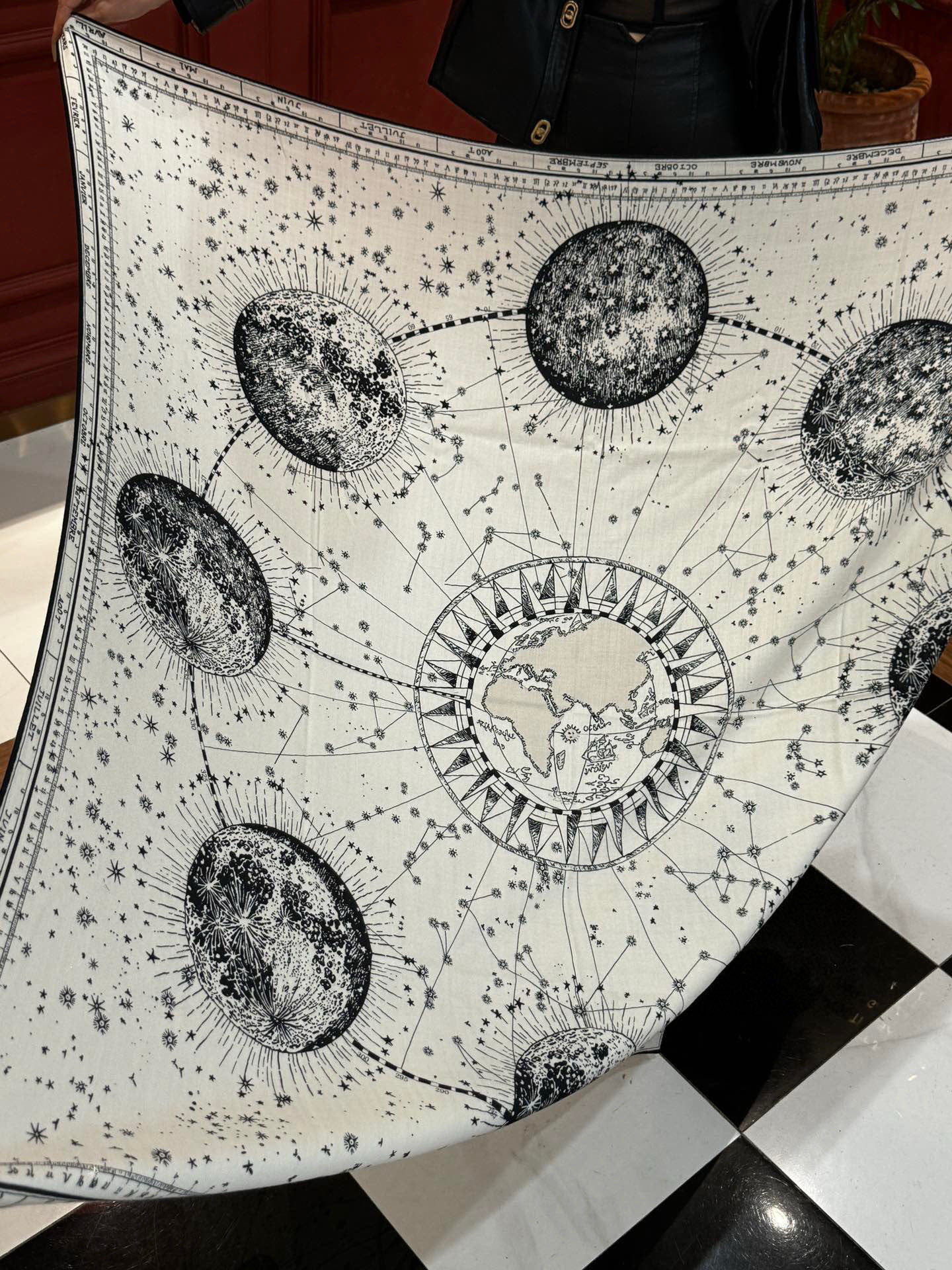 上新💞D家丝巾｛140cm真丝羊绒｝桑蚕丝+羊绒
现由彼得罗•鲁福 (Pietro RUffo） 设计的