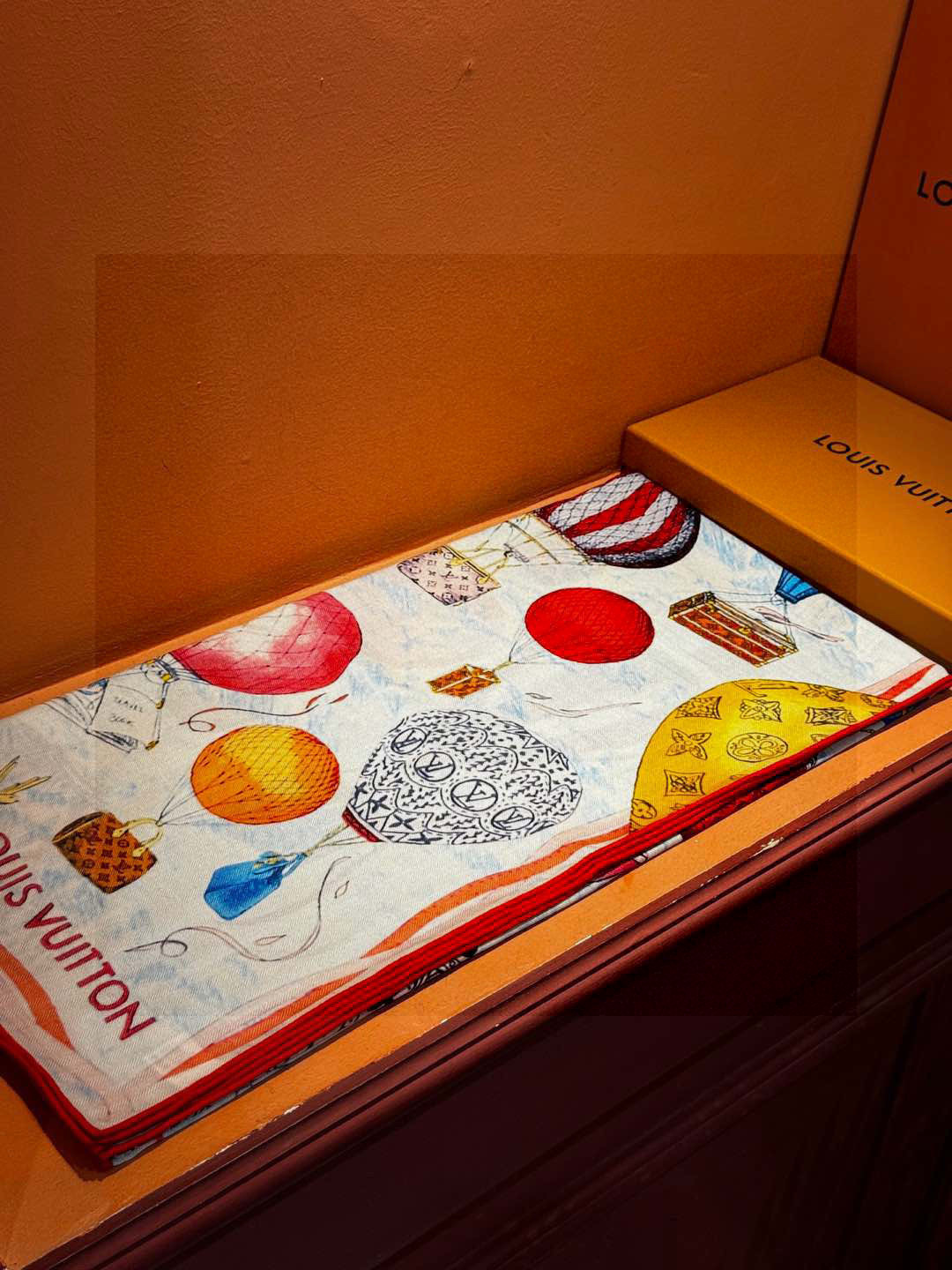 ❄【双面同色】原单Lv140cm丝绒方巾，《热气球》，本款方巾全新加入 U价🉐️ and Away 系列