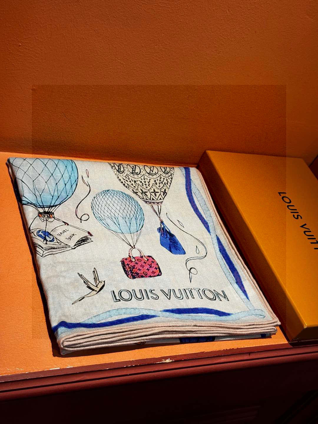 ❄【双面同色】原单Lv140cm丝绒方巾，《热气球》，本款方巾全新加入 U价🉐️ and Away 系列