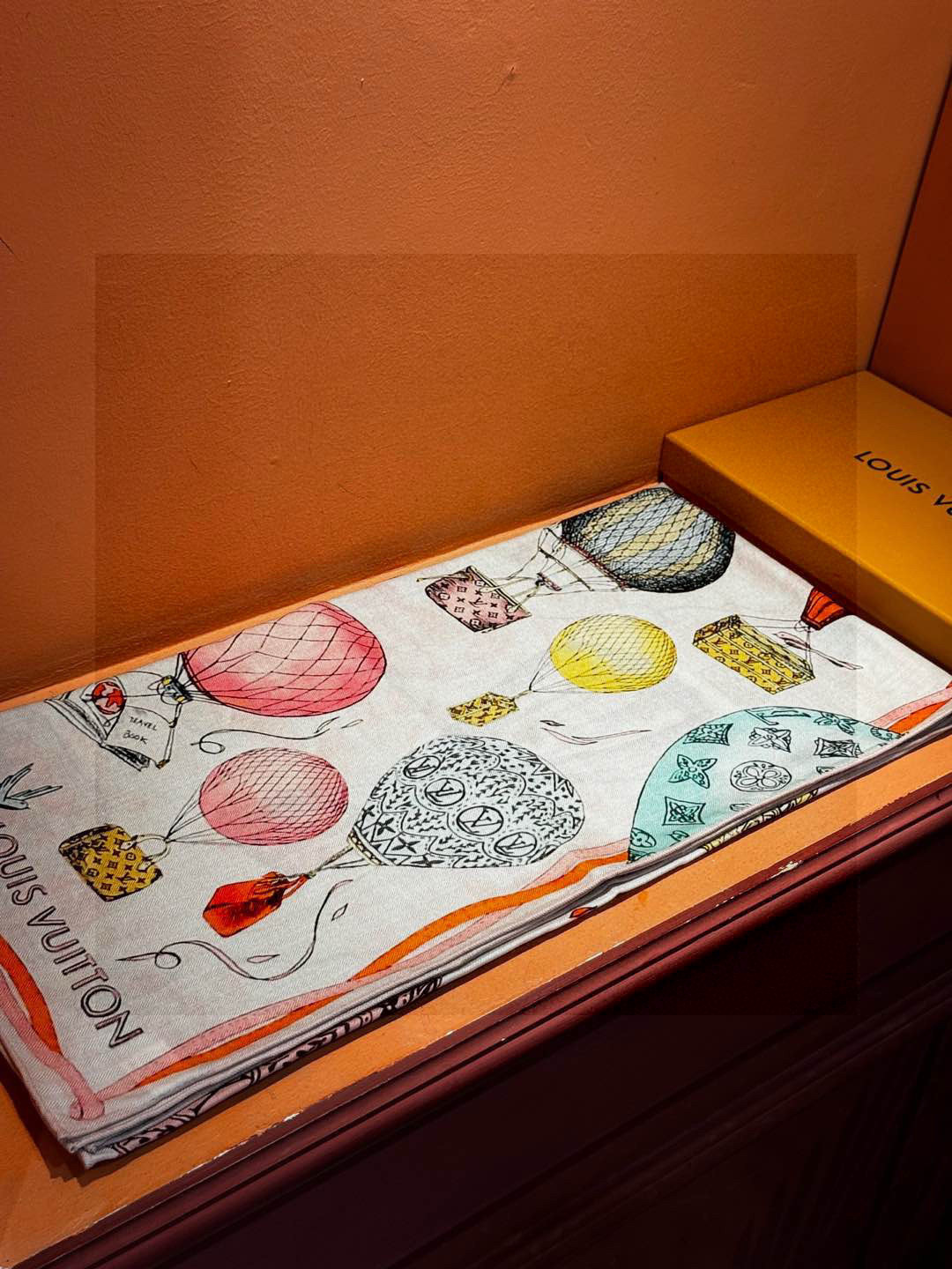 ❄【双面同色】原单Lv140cm丝绒方巾，《热气球》，本款方巾全新加入 U价🉐️ and Away 系列