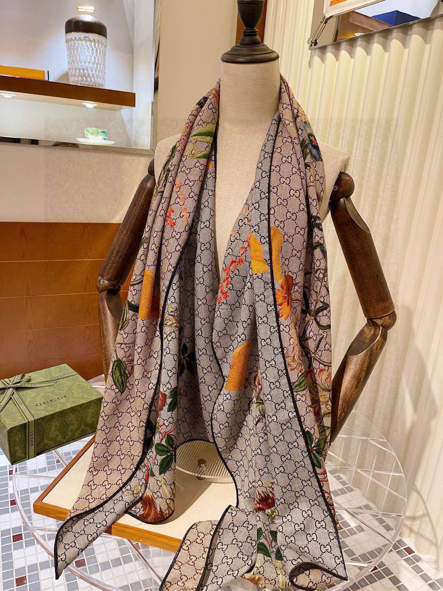  【▪️Gucci双面双色花卉羊绒围巾~超级抬气色！高级女人味！】羊绒围巾也能这么美！！！Gucci这款
