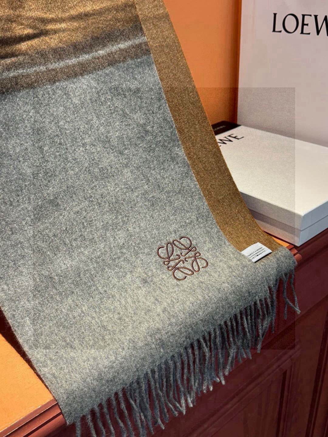   罗意威👍巴黎时装展商务男士女士通用双面羊绒披肩。代工厂臻选上乘的超细羊绒纤维 进行纯手工精梳处理 耗