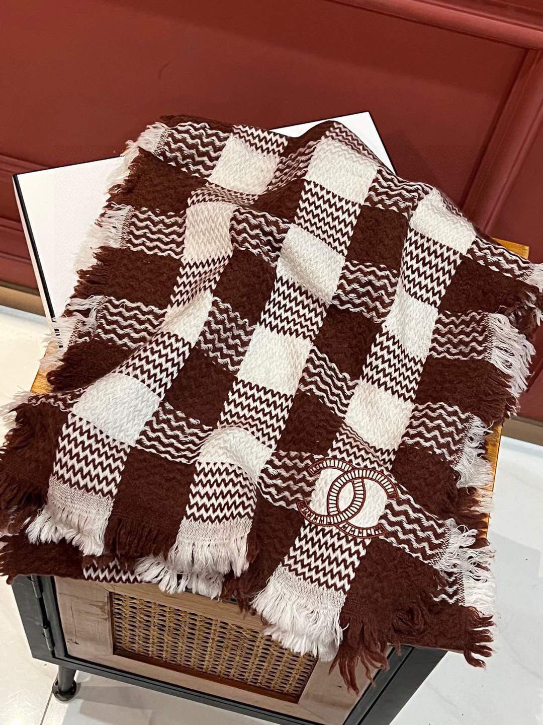     新款 搭配利器🆕🆕  香奈儿系列货  专供viP 产品 ♥顶级苏格兰进口羊羔绒  纹路织法使围巾