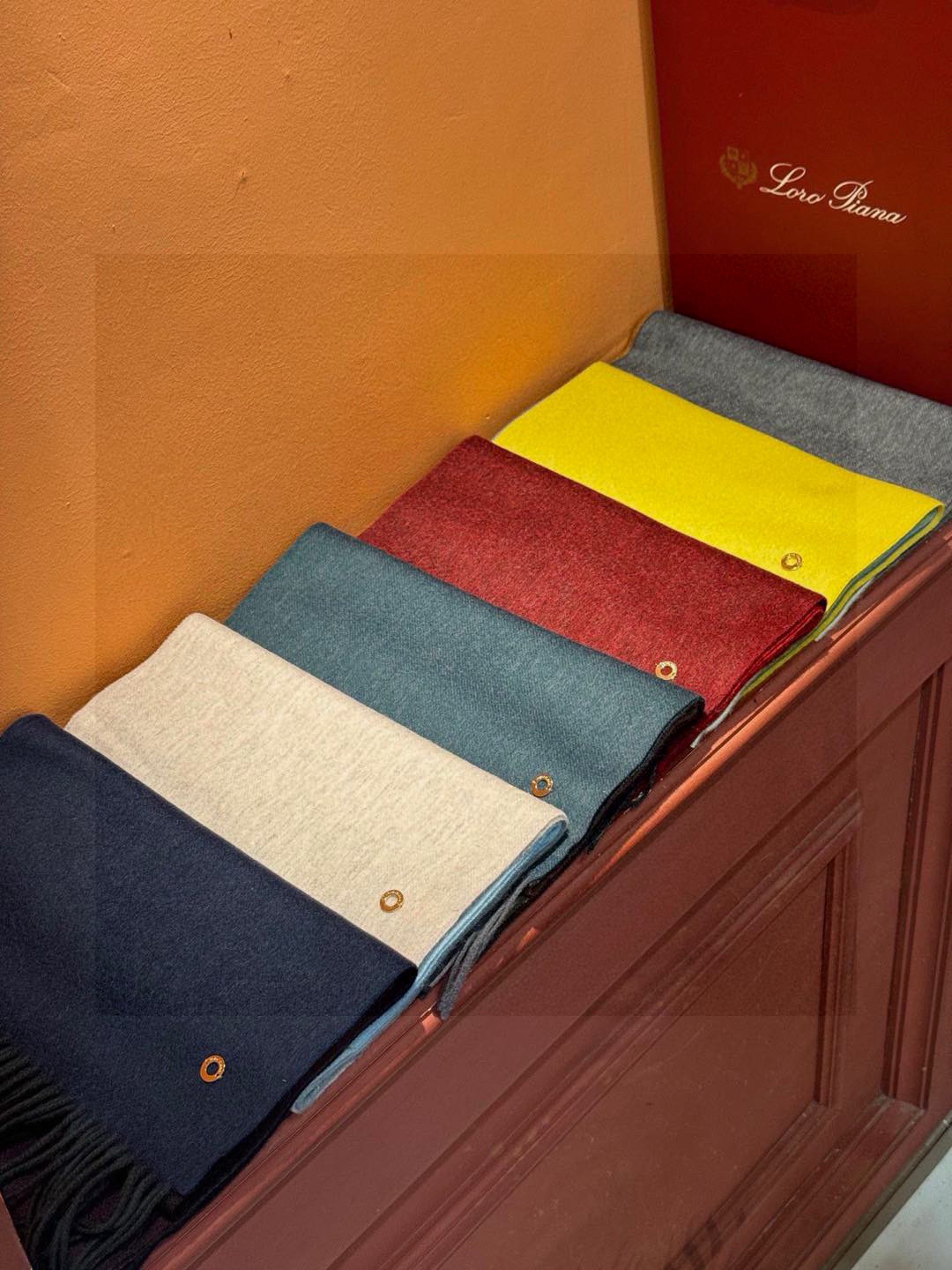  ✨✨太美了😍 【皮安娜】情侣款  美到要尖叫😱专柜最新款🎊英伦欧美范儿「多色渐变」又是一款即时尚又实用