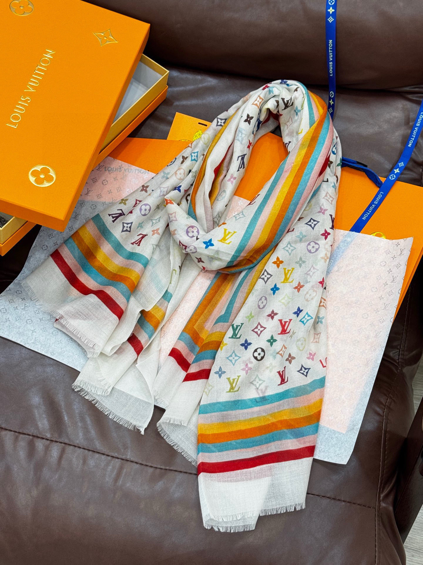  💟25年Iv最火的村上隆三彩羊绒长巾出货了！也可做装裱画，绝美无比，尽显时尚高端大气奢华风格！年度最佳