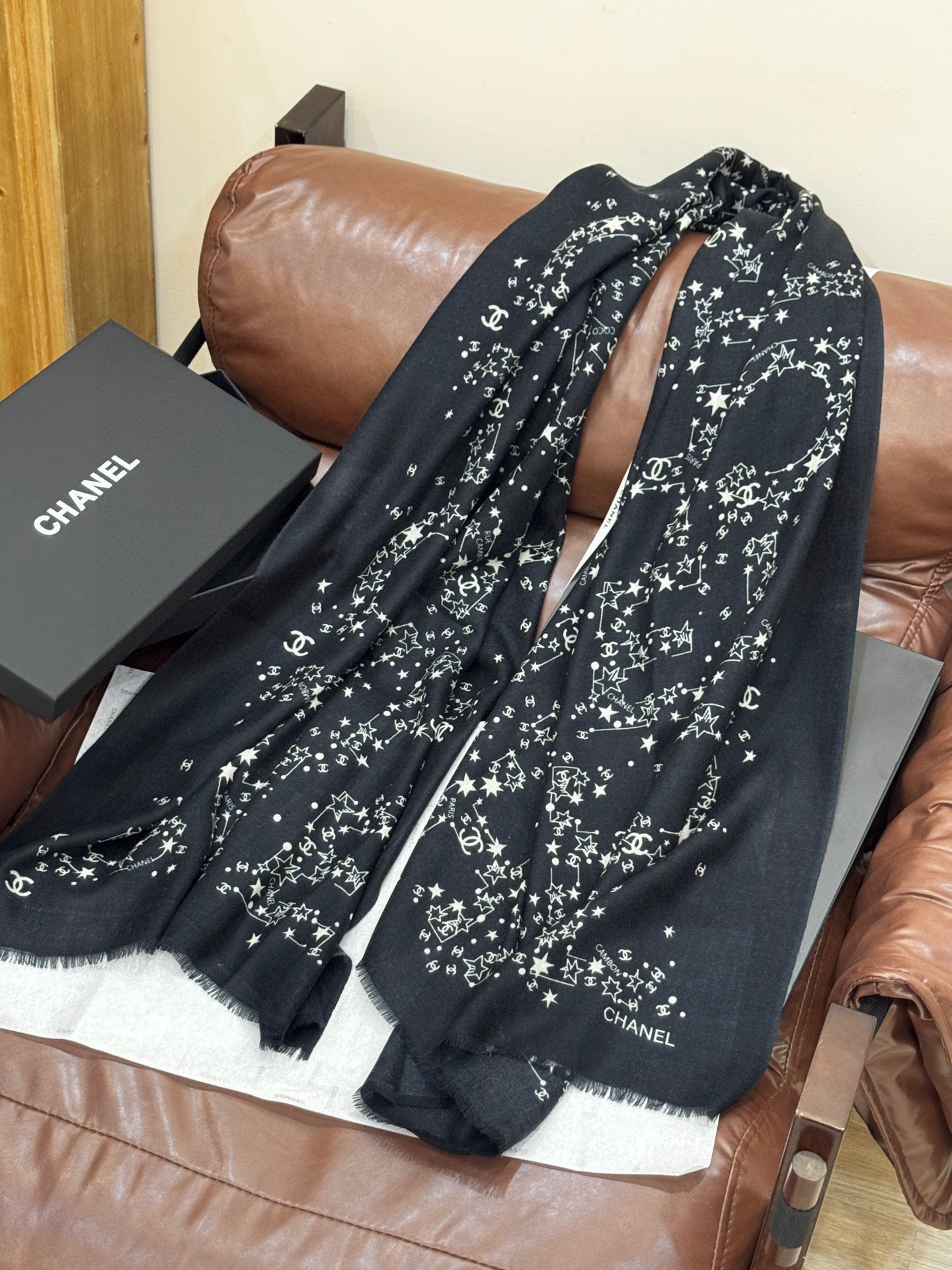  💟CHANEL香奈儿经典元素设计优雅大方，绕在颈间超级完美💋💋简直人间的尤物😍 专柜品质玫瑰长巾100