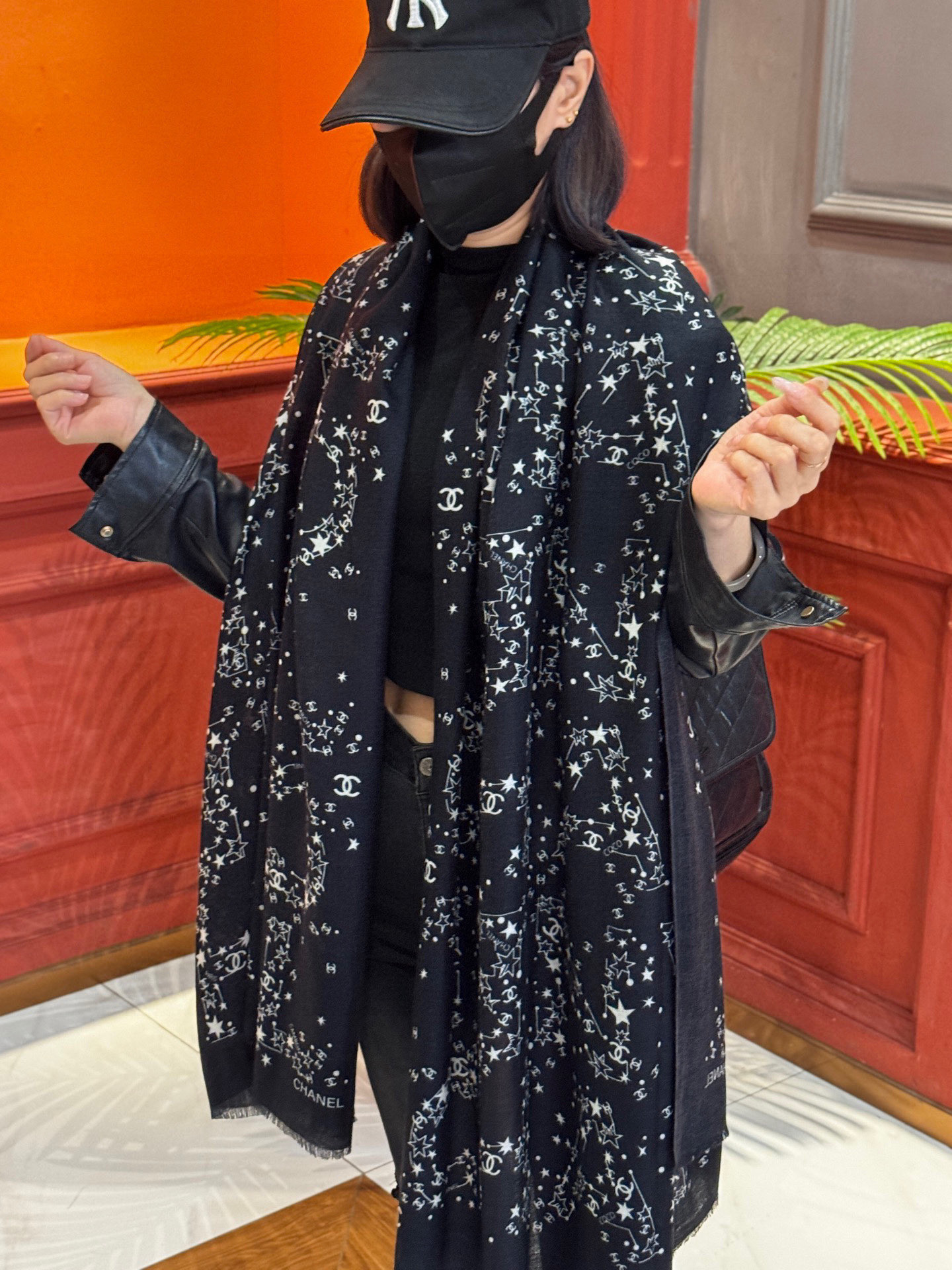  💟CHANEL香奈儿经典元素设计优雅大方，绕在颈间超级完美💋💋简直人间的尤物😍 专柜品质玫瑰长巾100