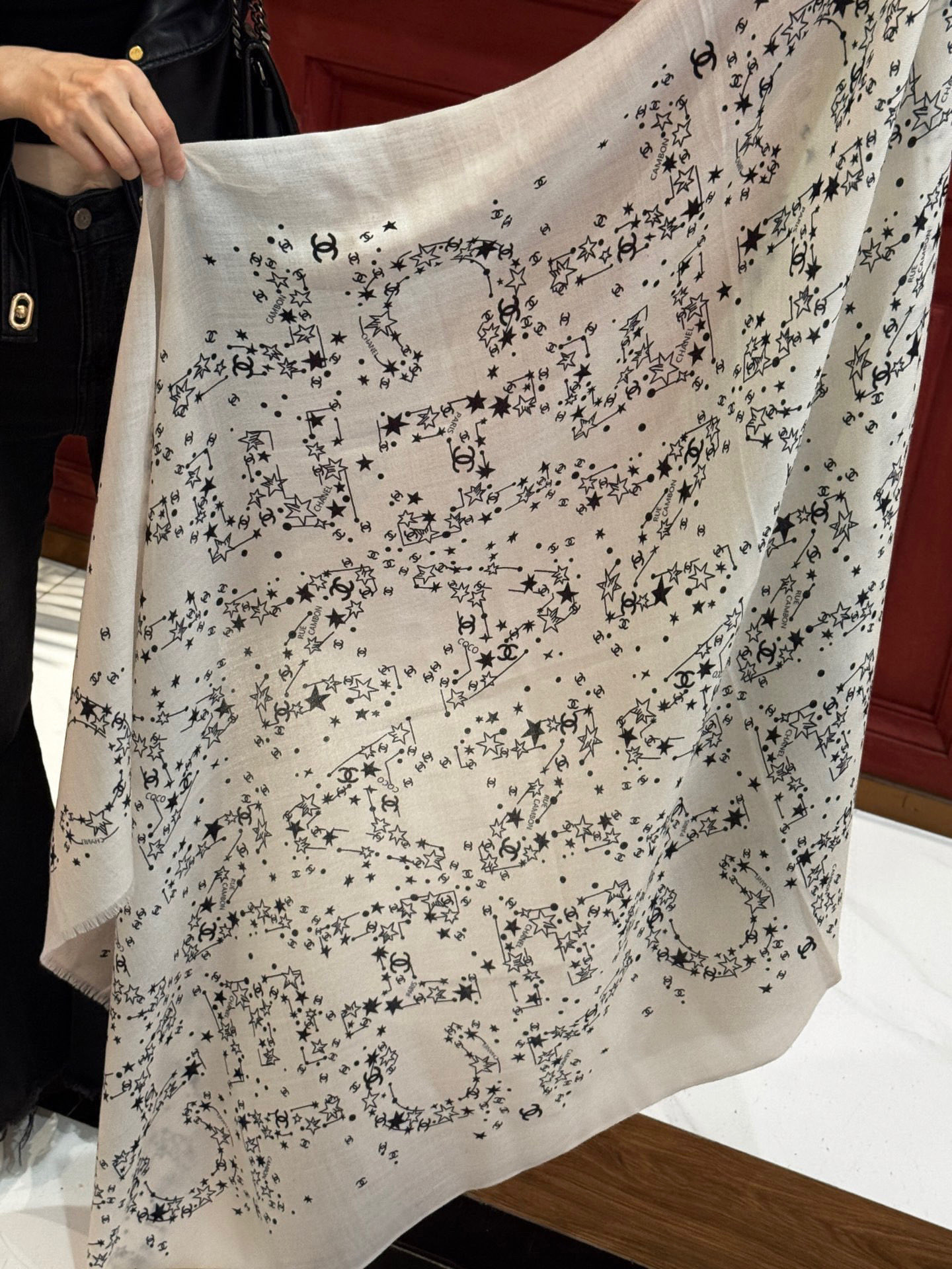  💟CHANEL香奈儿经典元素设计优雅大方，绕在颈间超级完美💋💋简直人间的尤物😍 专柜品质玫瑰长巾100