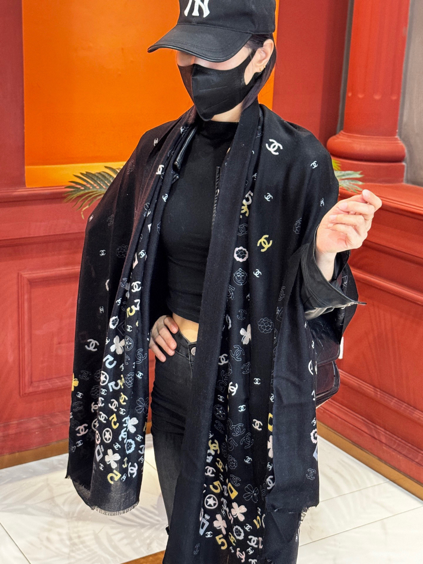  💟CHANEL香奈儿经典元素设计优雅大方，绕在颈间超级完美💋💋简直人间的尤物😍 专柜品质玫瑰长巾100
