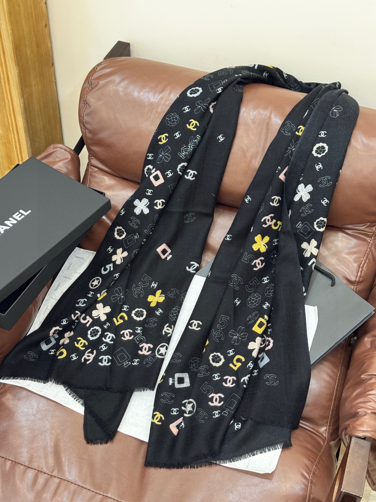  💟CHANEL香奈儿经典元素设计优雅大方，绕在颈间超级完美💋💋简直人间的尤物😍 专柜品质玫瑰长巾100