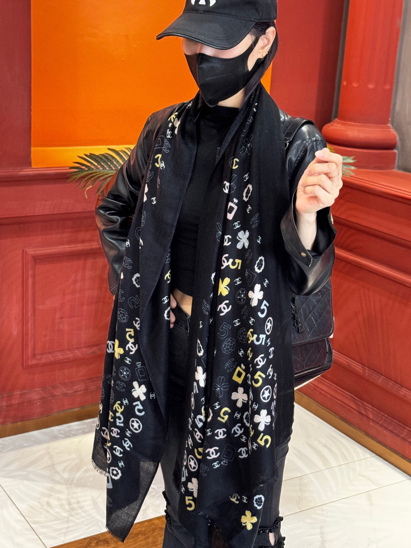  💟CHANEL香奈儿经典元素设计优雅大方，绕在颈间超级完美💋💋简直人间的尤物😍 专柜品质玫瑰长巾100