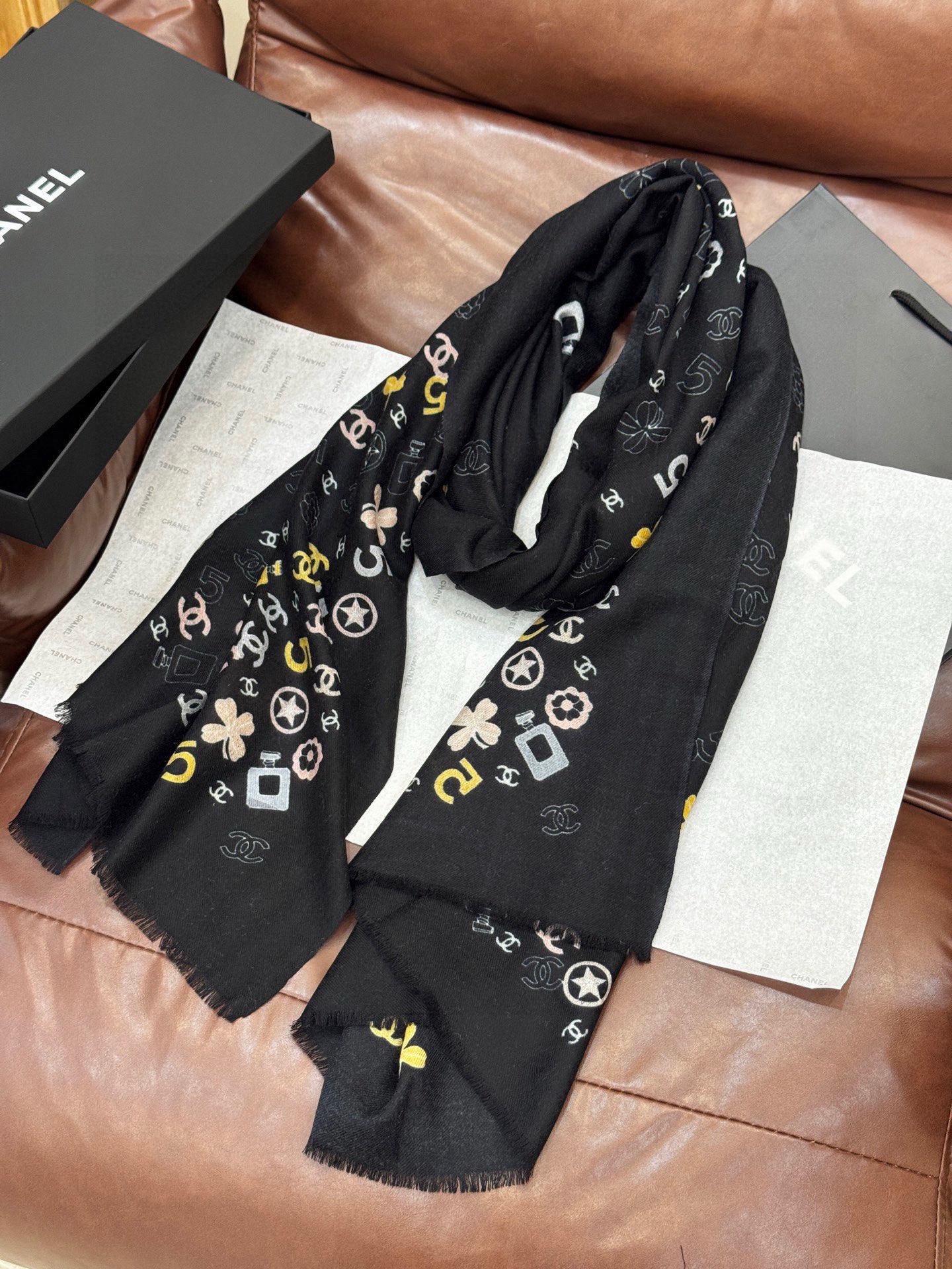  💟CHANEL香奈儿经典元素设计优雅大方，绕在颈间超级完美💋💋简直人间的尤物😍 专柜品质玫瑰长巾100