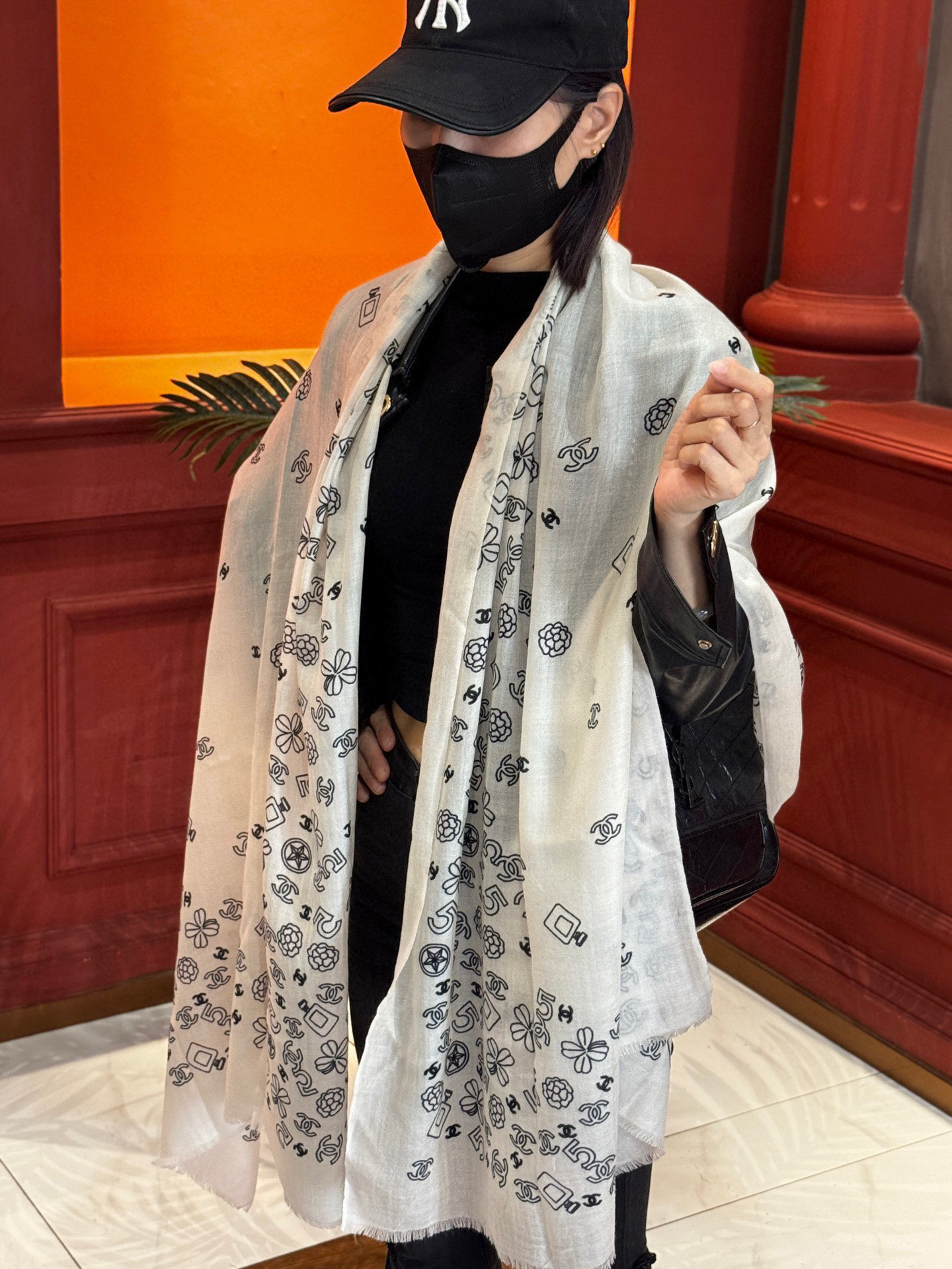  💟CHANEL香奈儿经典元素设计优雅大方，绕在颈间超级完美💋💋简直人间的尤物😍 专柜品质玫瑰长巾100