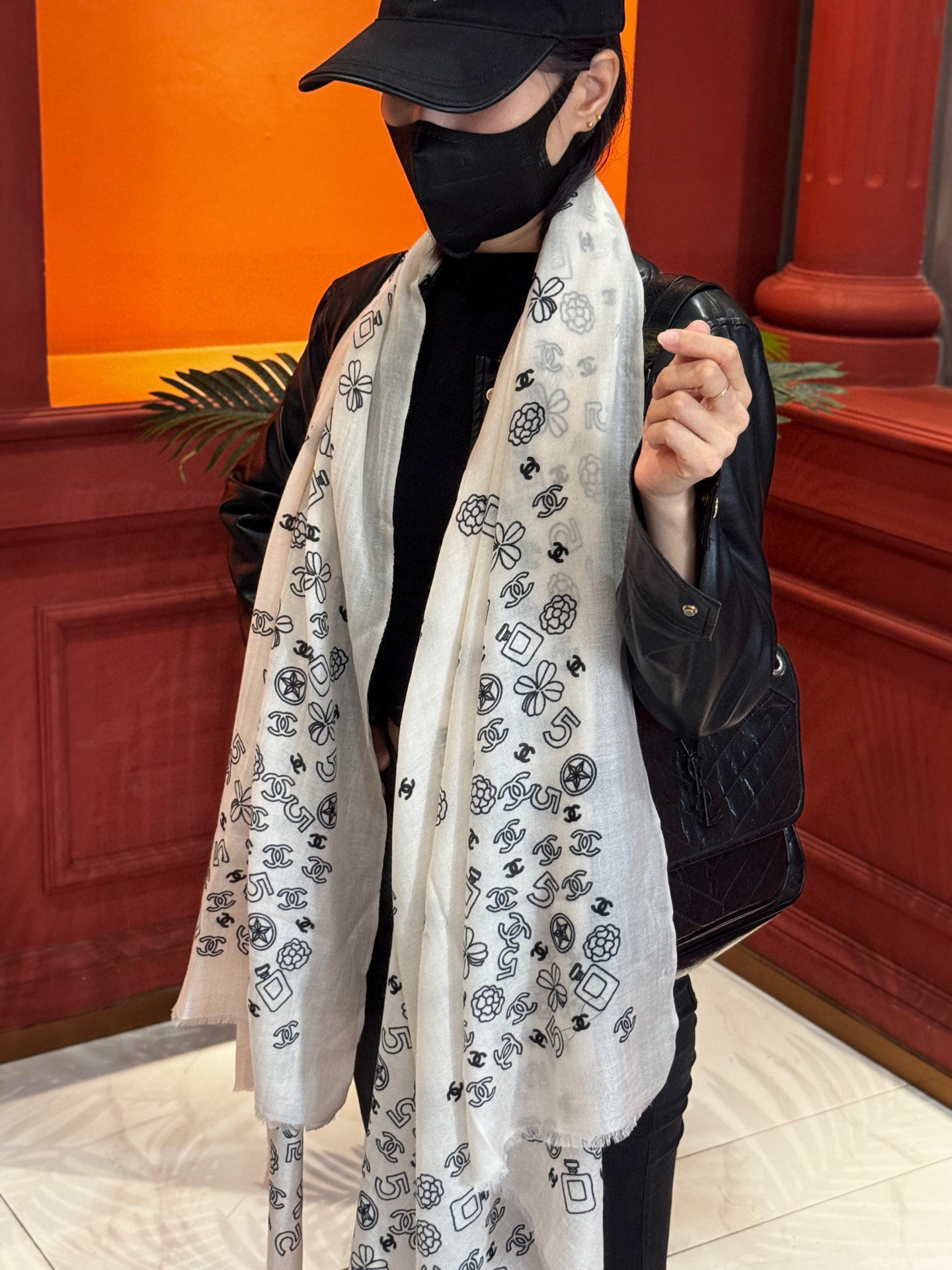  💟CHANEL香奈儿经典元素设计优雅大方，绕在颈间超级完美💋💋简直人间的尤物😍 专柜品质玫瑰长巾100
