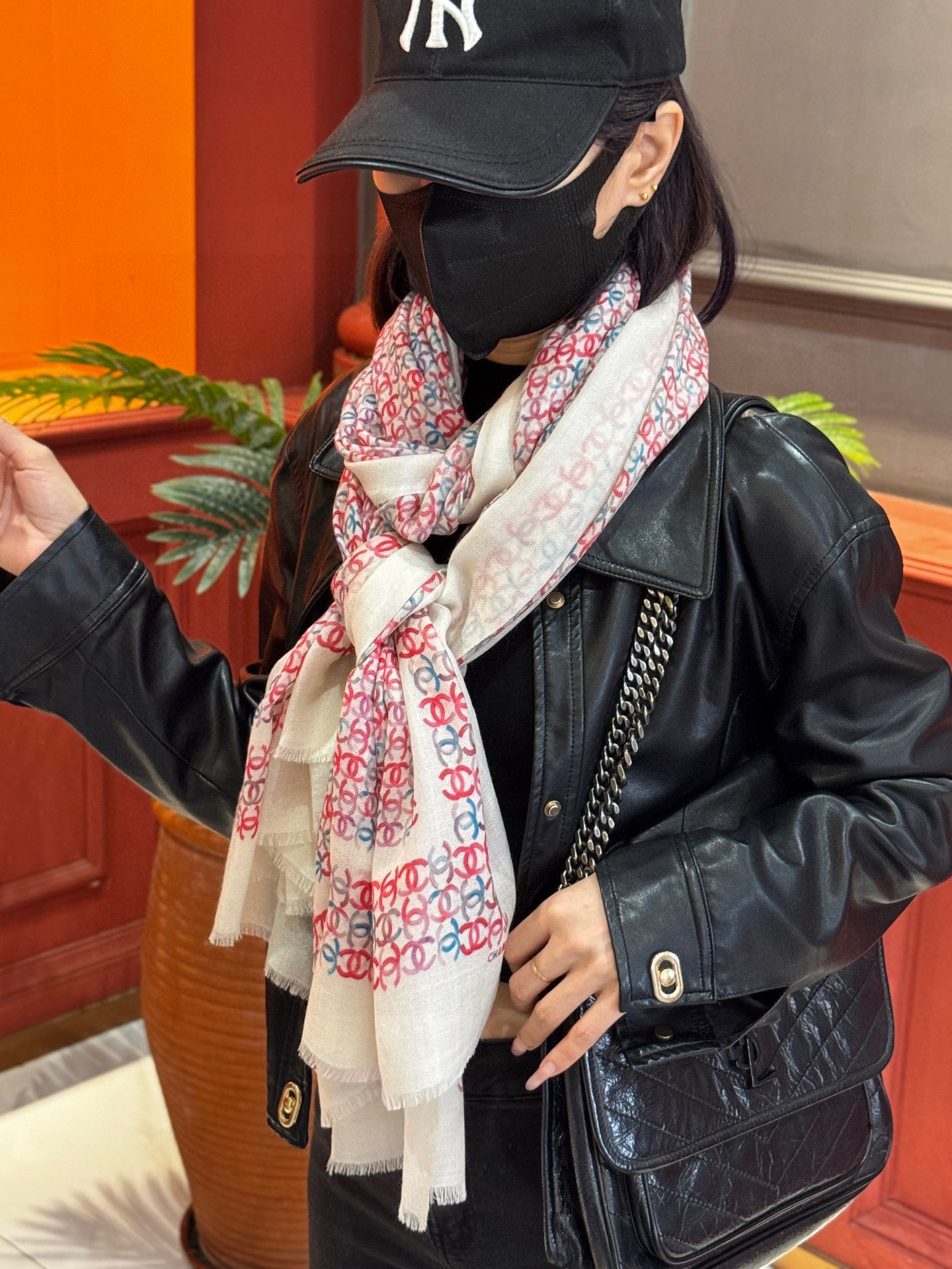  💟2025年秋冬新款 💟CHANEL香奈儿经典元素设计优雅大方，绕在颈间超级完美💋💋简直人间的尤物😍 