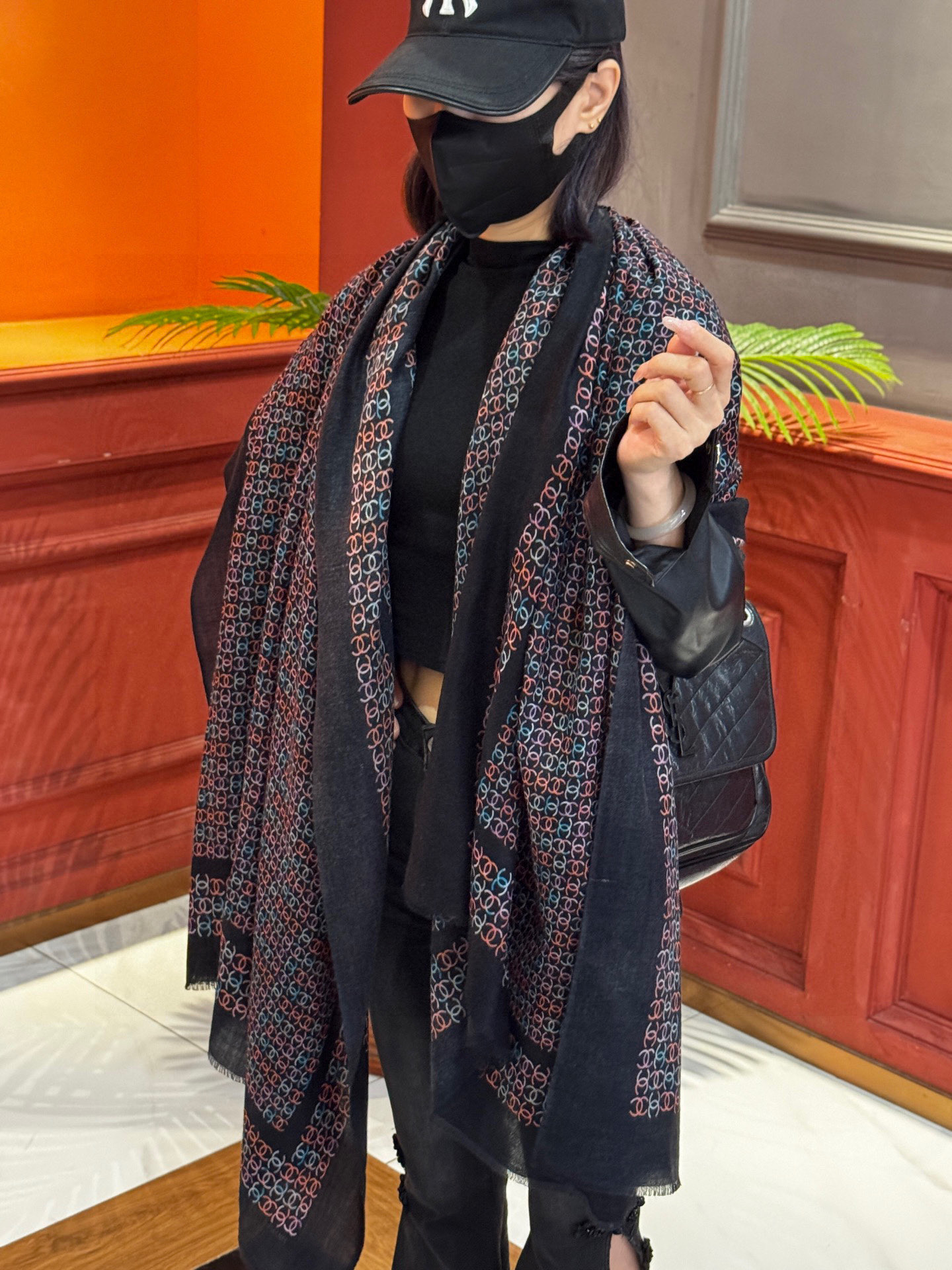  💟2025年秋冬新款 💟CHANEL香奈儿经典元素设计优雅大方，绕在颈间超级完美💋💋简直人间的尤物😍 