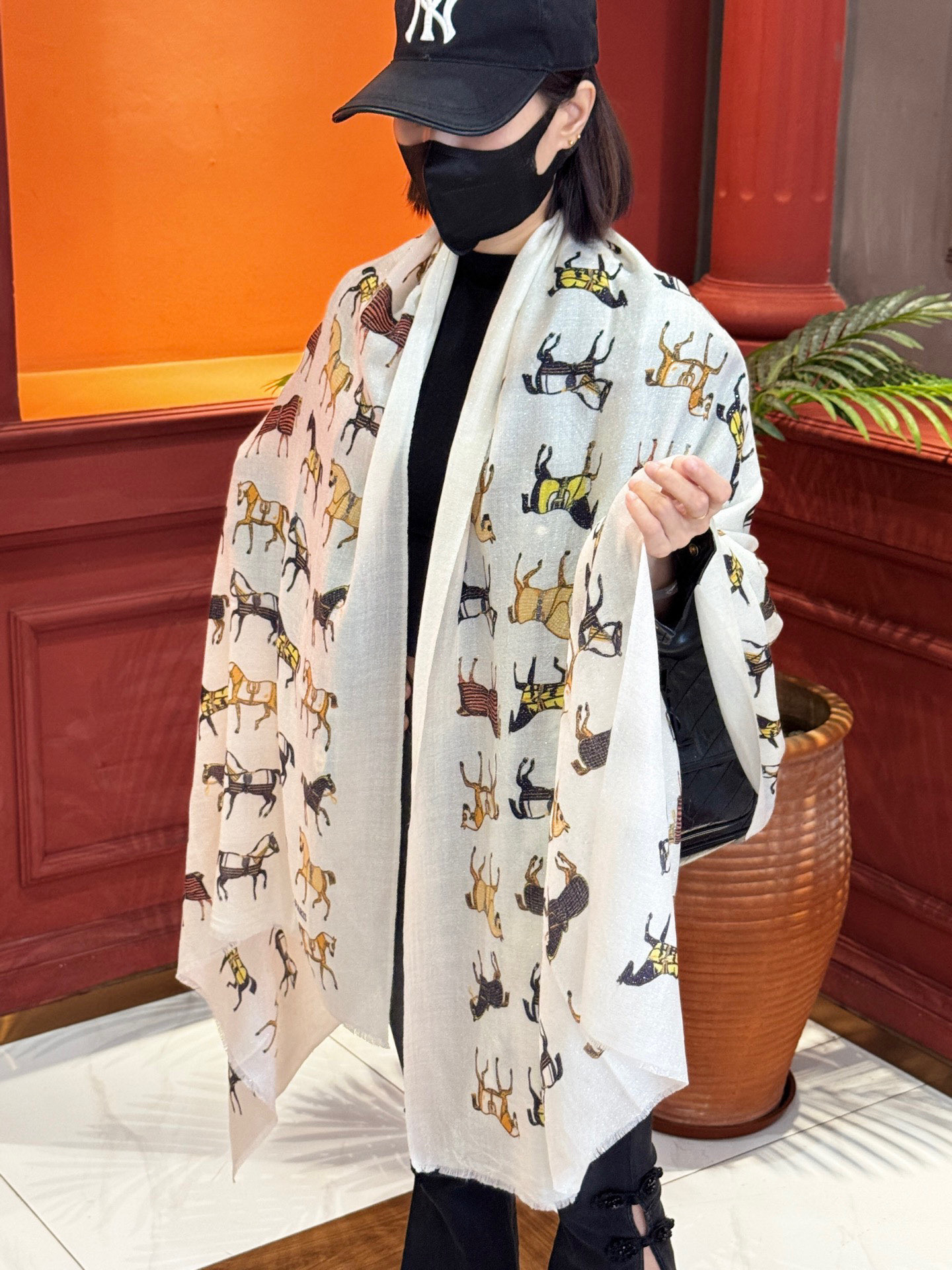  上新🌟 会发光发亮的围巾 💄💋新款客银丝+💖羊绒面料长巾 😘美翻了流泪H家【骏马披挂长巾】御用殿堂级别
