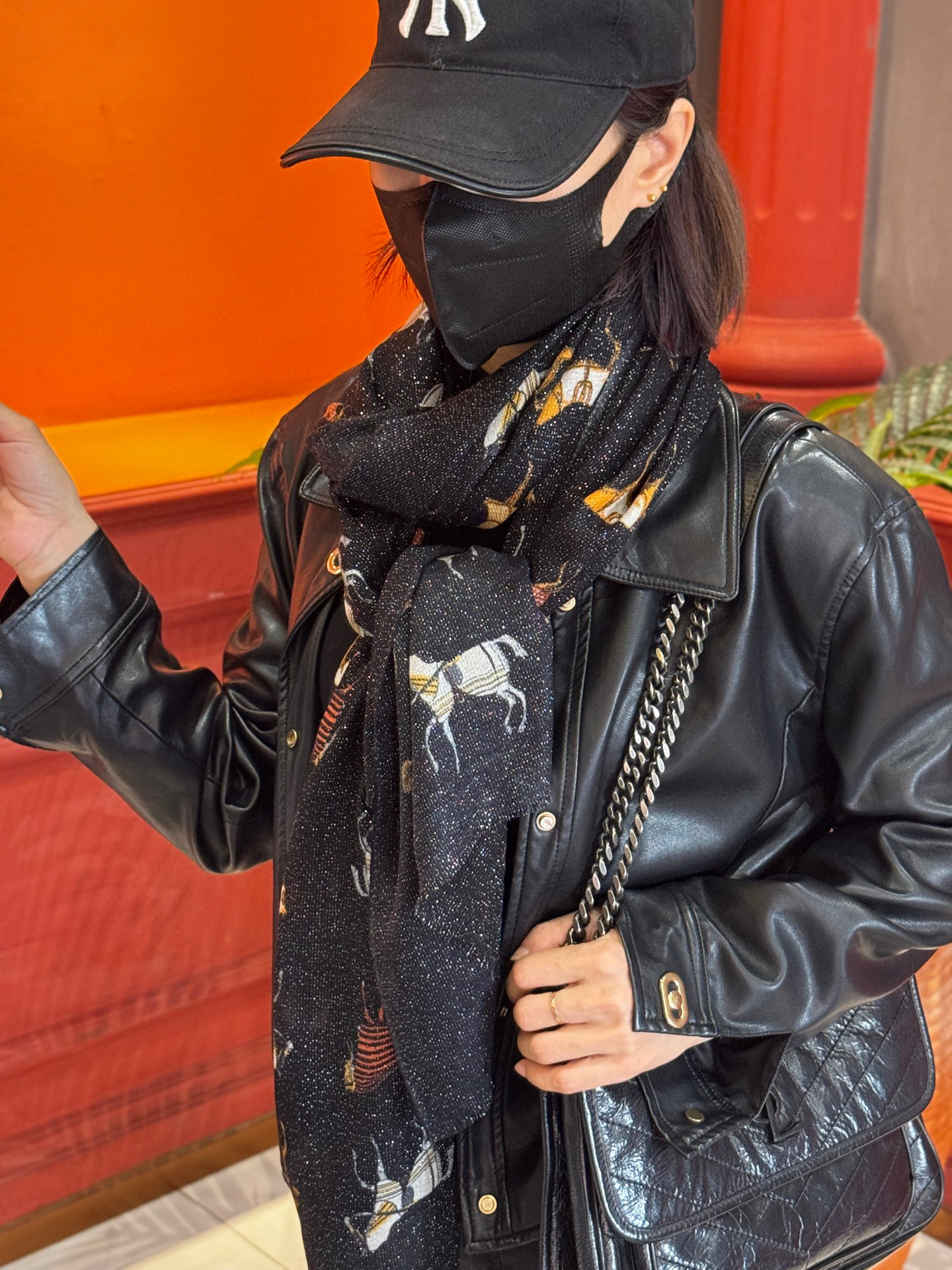  上新🌟 会发光发亮的围巾 💄💋新款客银丝+💖羊绒面料长巾 😘美翻了流泪H家【骏马披挂长巾】御用殿堂级别