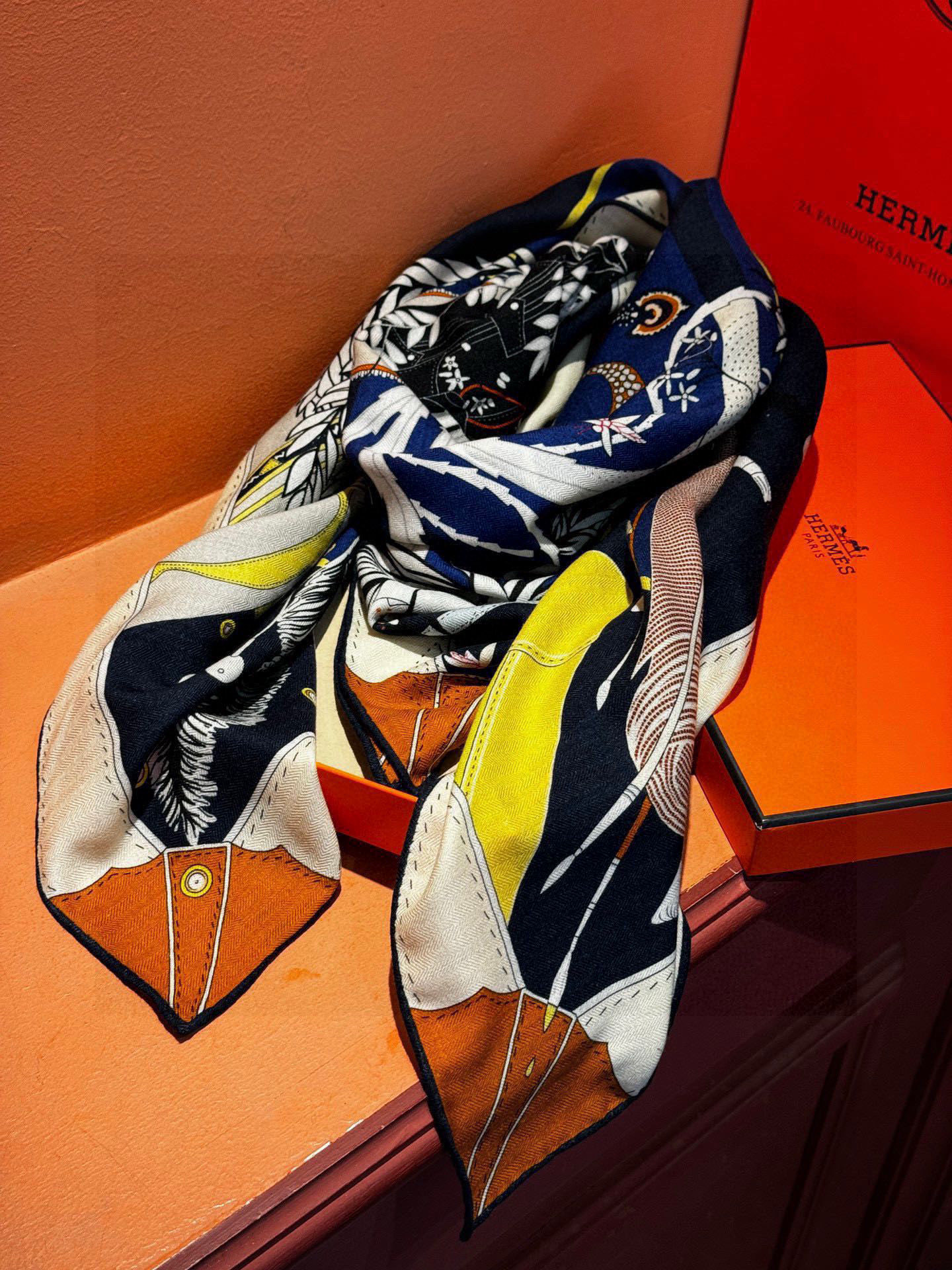 
 上新❤️。【手提行李】 
上新中~
这款“手提行李”的款式花色也还是比较经典的颜色色也很秋冬。
创作