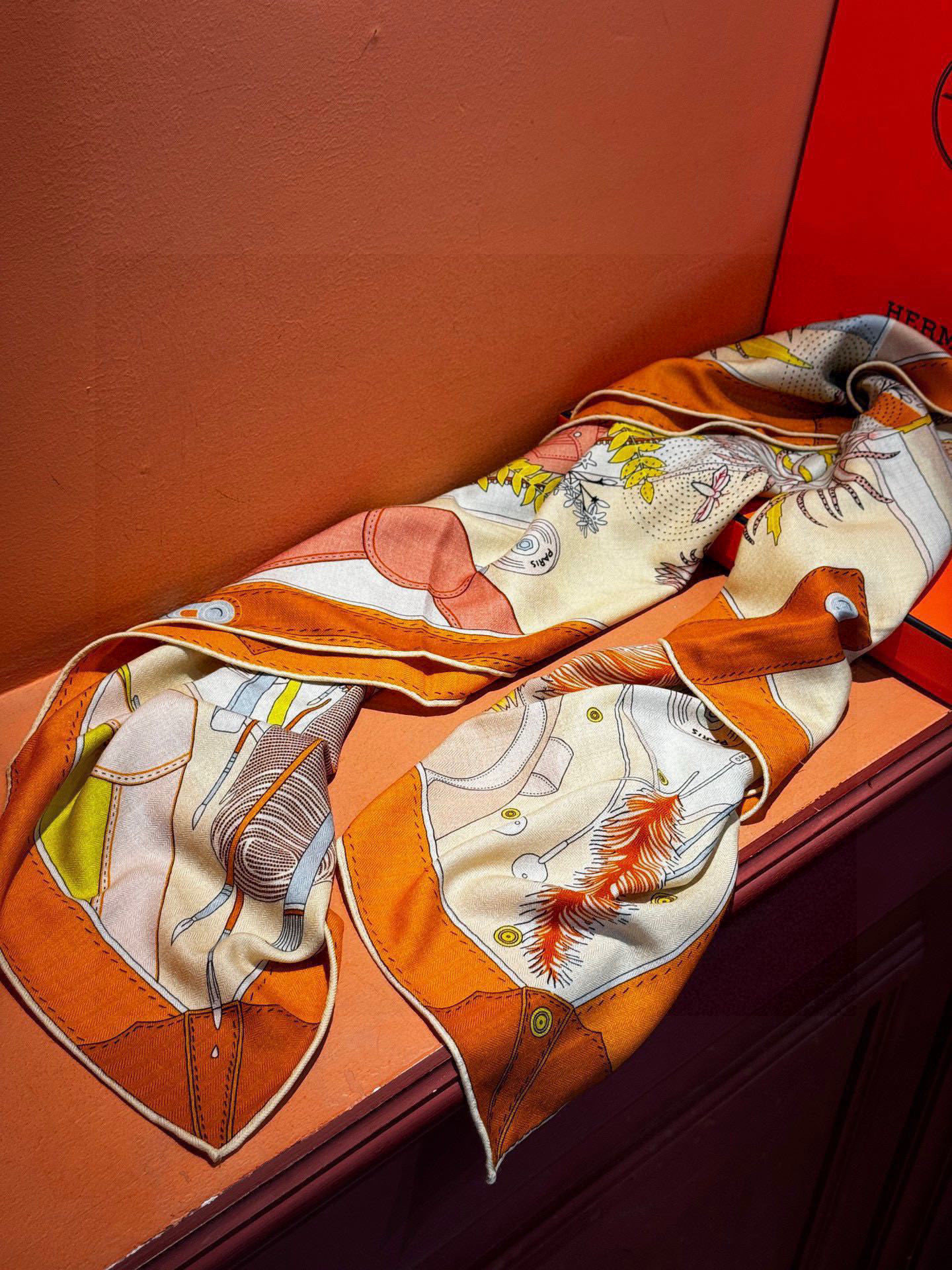 
 上新❤️。【手提行李】 
上新中~
这款“手提行李”的款式花色也还是比较经典的颜色色也很秋冬。
创作