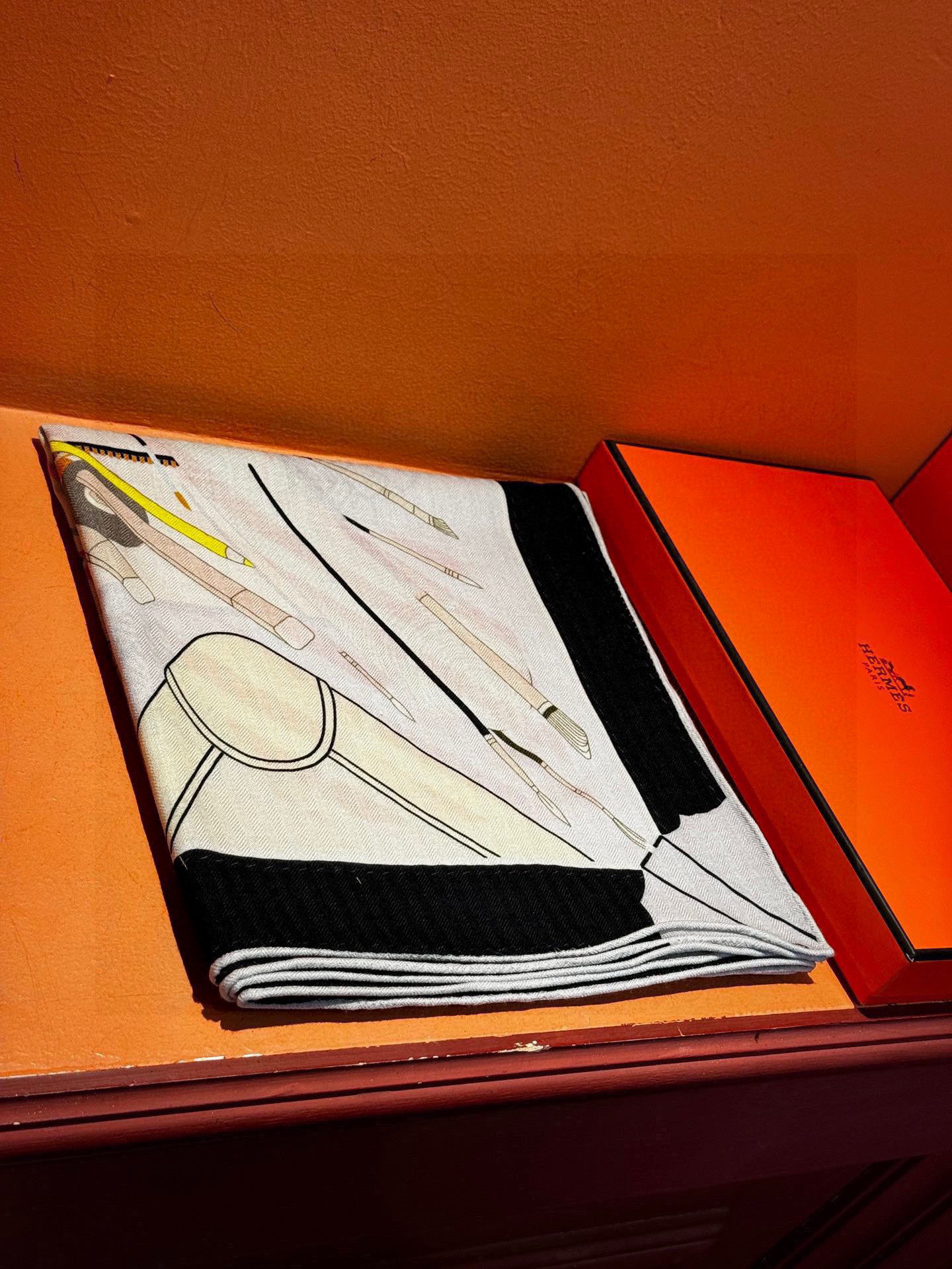 
 上新❤️。【手提行李】 
上新中~
这款“手提行李”的款式花色也还是比较经典的颜色色也很秋冬。
创作