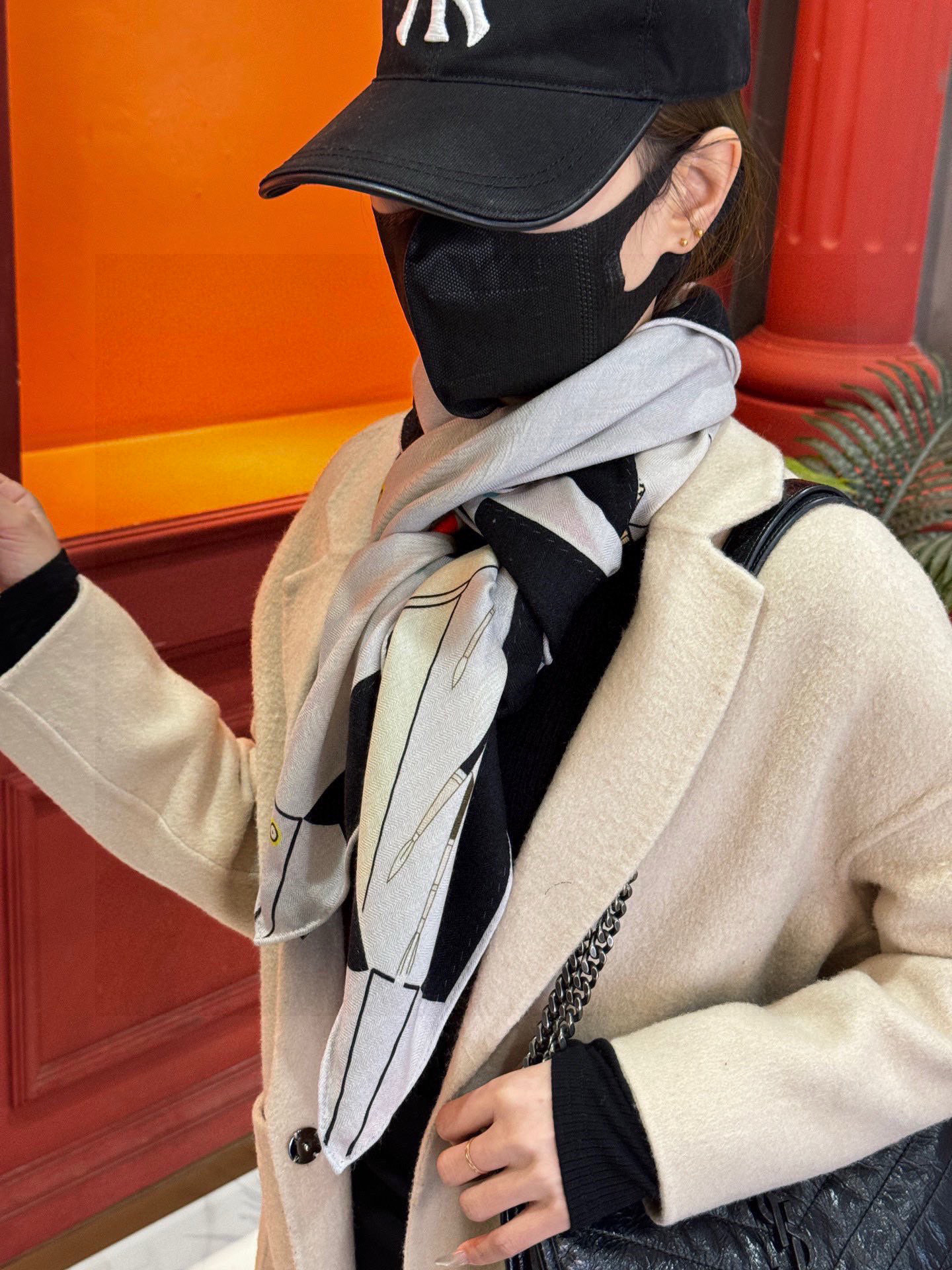 
 上新❤️。【手提行李】 
上新中~
这款“手提行李”的款式花色也还是比较经典的颜色色也很秋冬。
创作