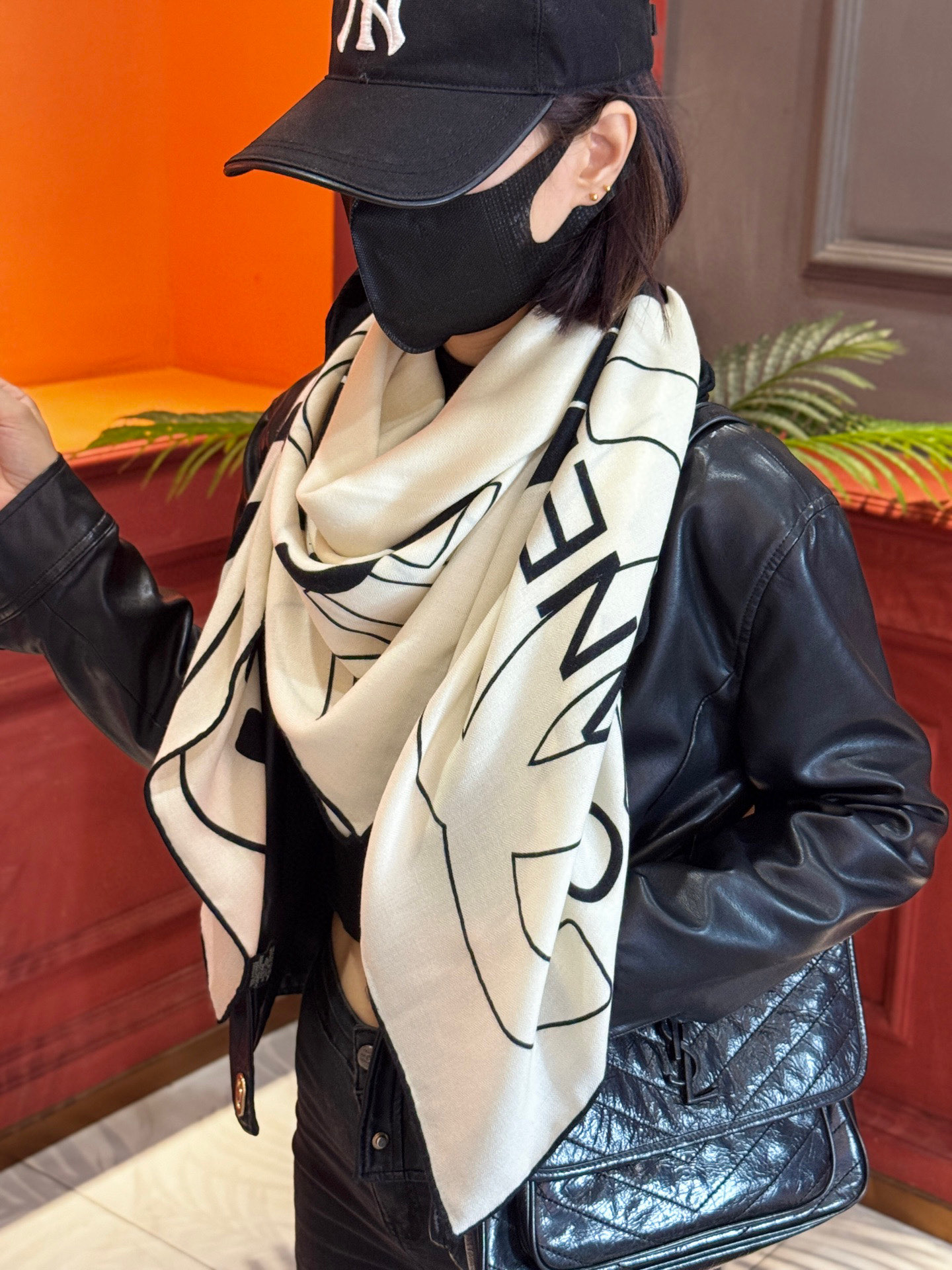  Chanel 25s秋冬新品～
【140顶级丝毛双面同色披肩】

25s 秋冬披肩设计真的好有突破
粉