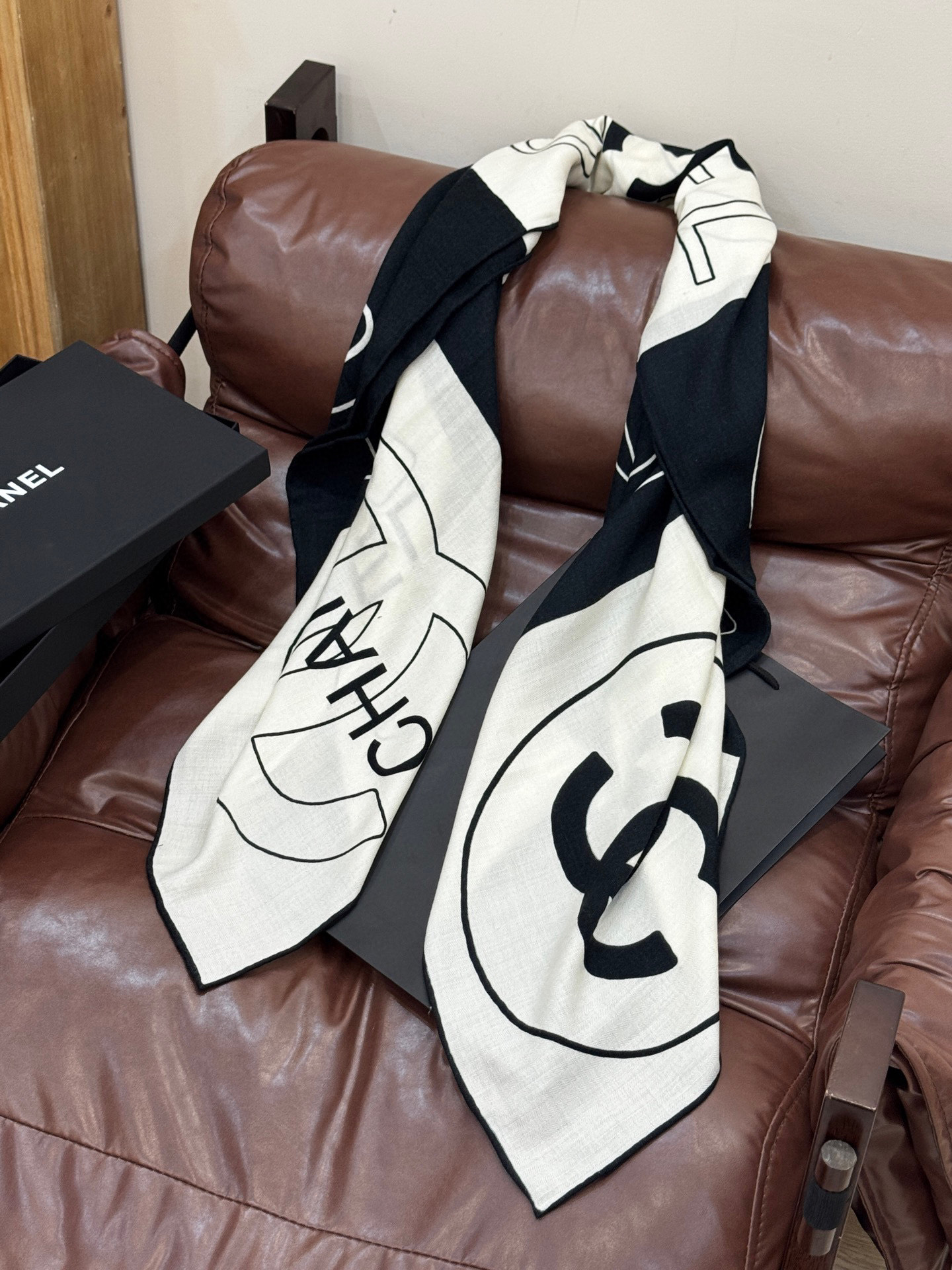  Chanel 25s秋冬新品～
【140顶级丝毛双面同色披肩】

25s 秋冬披肩设计真的好有突破
粉