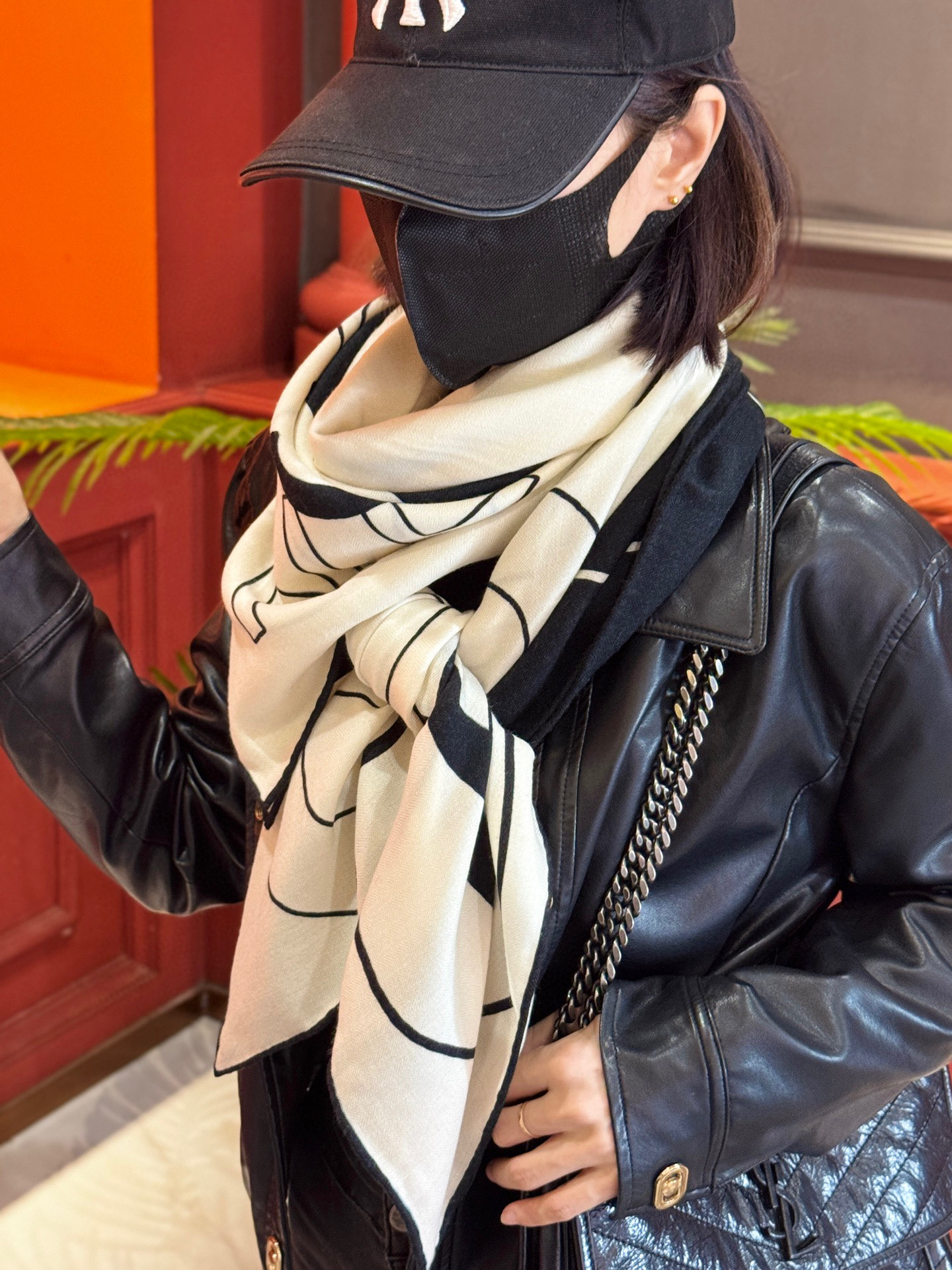  Chanel 25s秋冬新品～
【140顶级丝毛双面同色披肩】

25s 秋冬披肩设计真的好有突破
粉