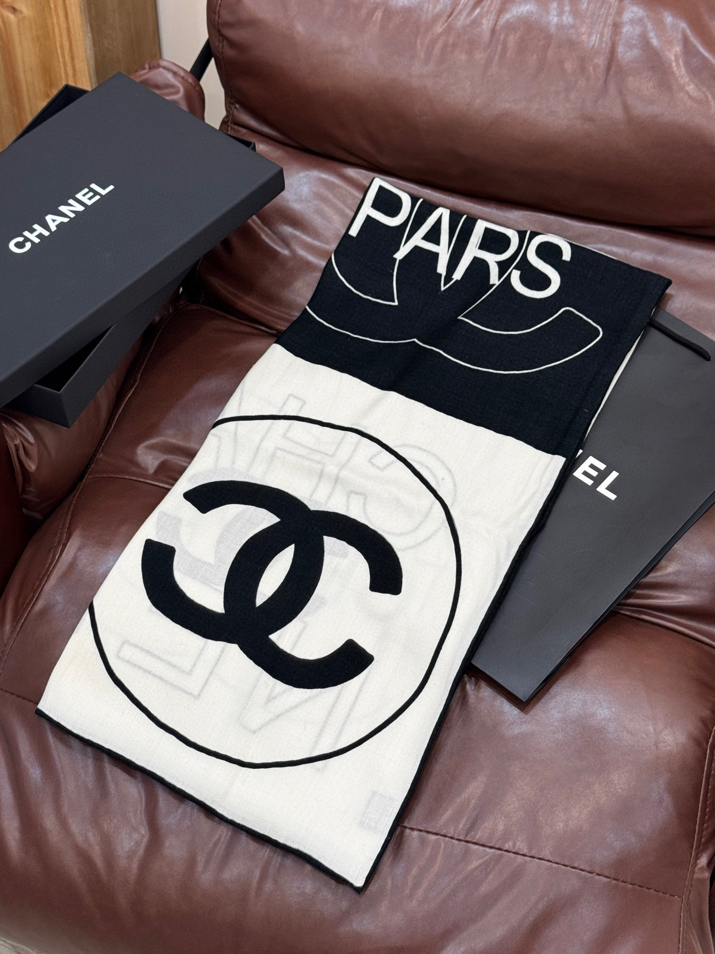  Chanel 25s秋冬新品～
【140顶级丝毛双面同色披肩】

25s 秋冬披肩设计真的好有突破
粉