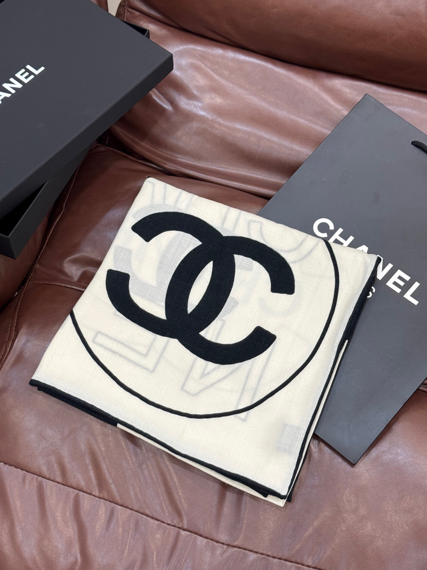  Chanel 25s秋冬新品～
【140顶级丝毛双面同色披肩】

25s 秋冬披肩设计真的好有突破
粉