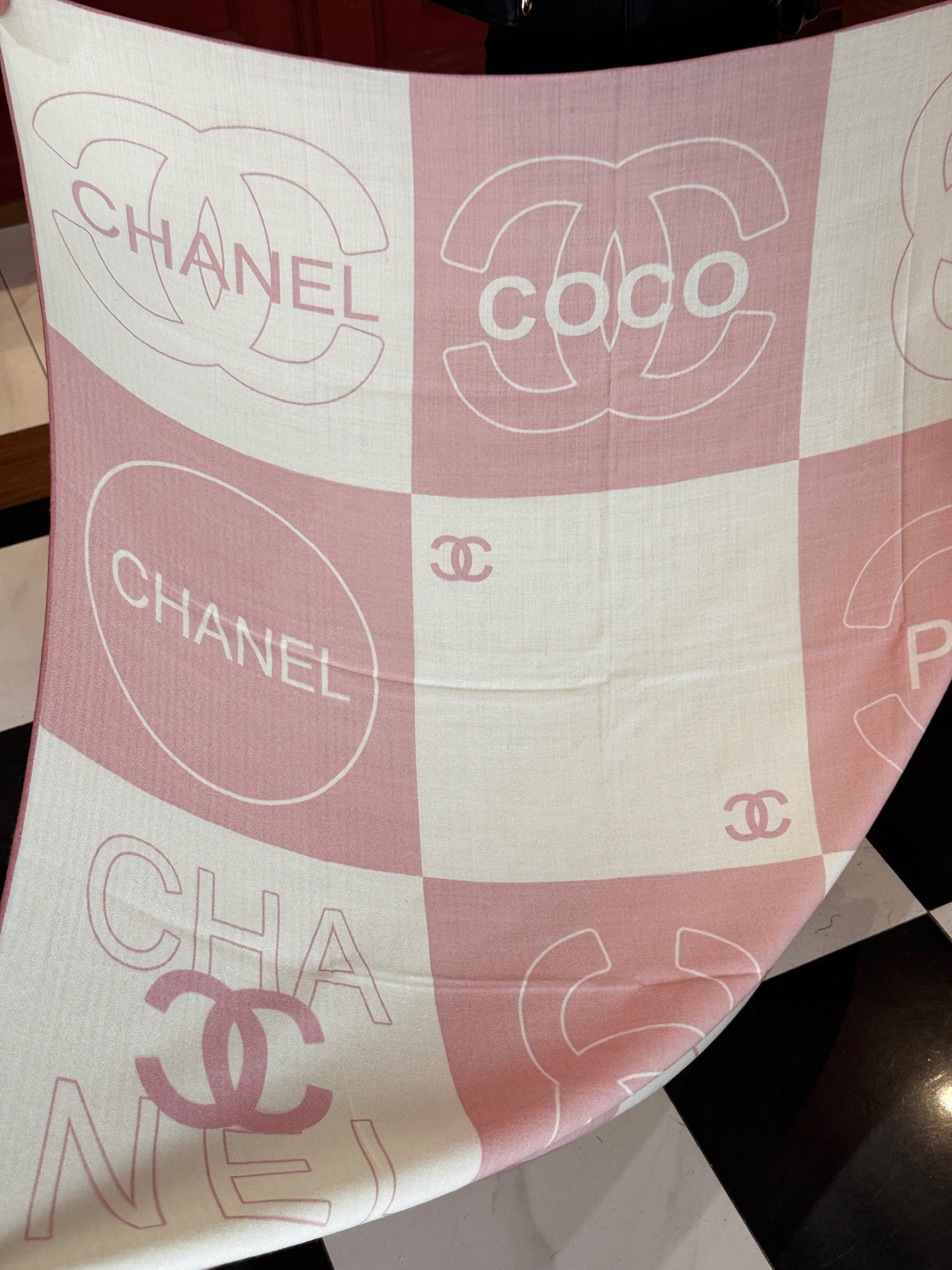  Chanel 25s秋冬新品～
【140顶级丝毛双面同色披肩】

25s 秋冬披肩设计真的好有突破
粉