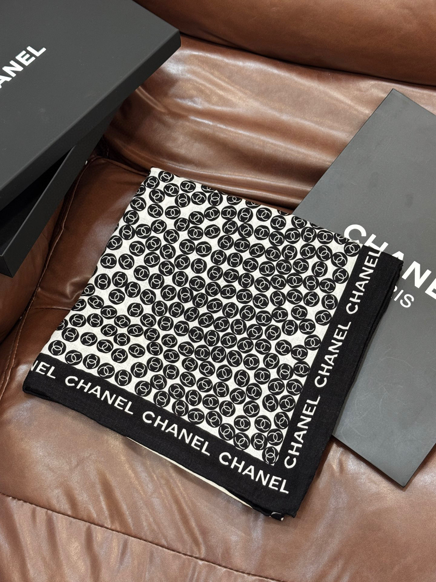  Chanel 25s秋冬新品～
【140顶级丝毛双面同色披肩】

25s 秋冬披肩设计真的好有突破
粉