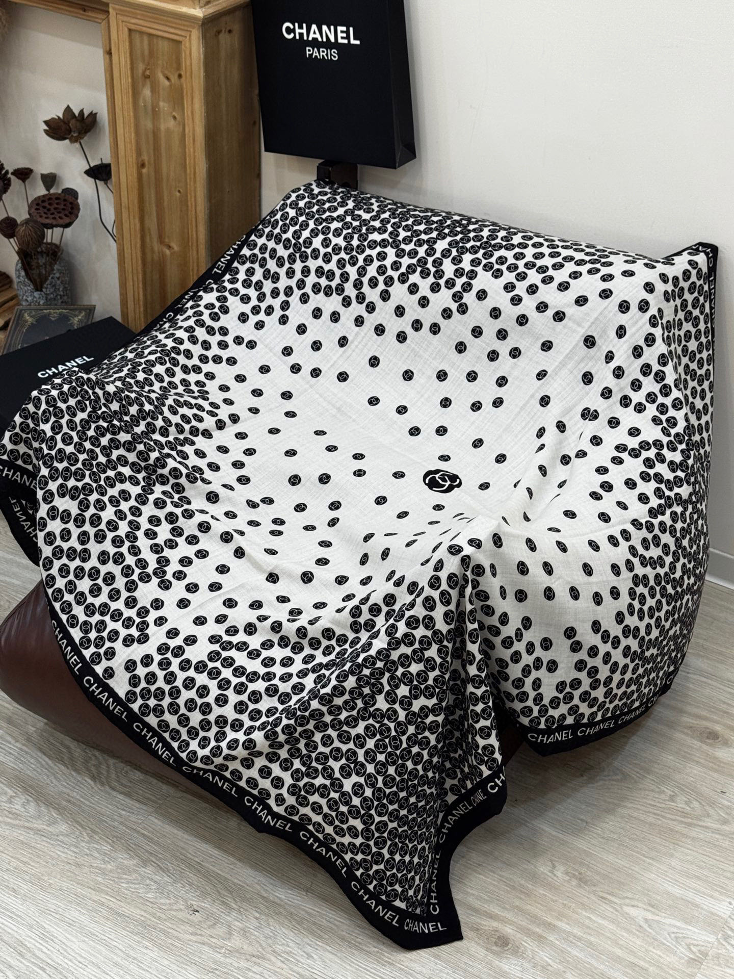  Chanel 25s秋冬新品～
【140顶级丝毛双面同色披肩】

25s 秋冬披肩设计真的好有突破
粉