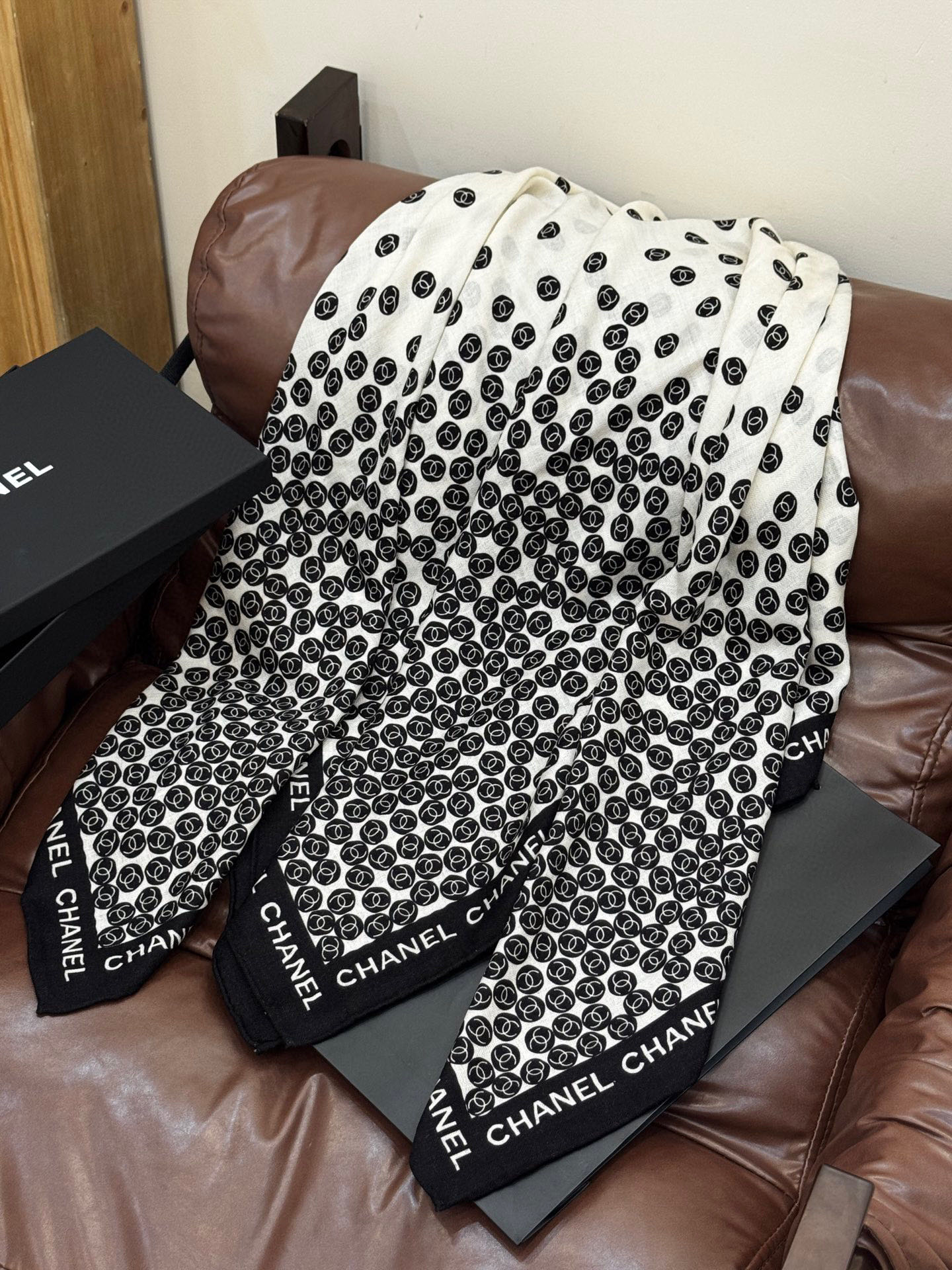  Chanel 25s秋冬新品～
【140顶级丝毛双面同色披肩】

25s 秋冬披肩设计真的好有突破
粉