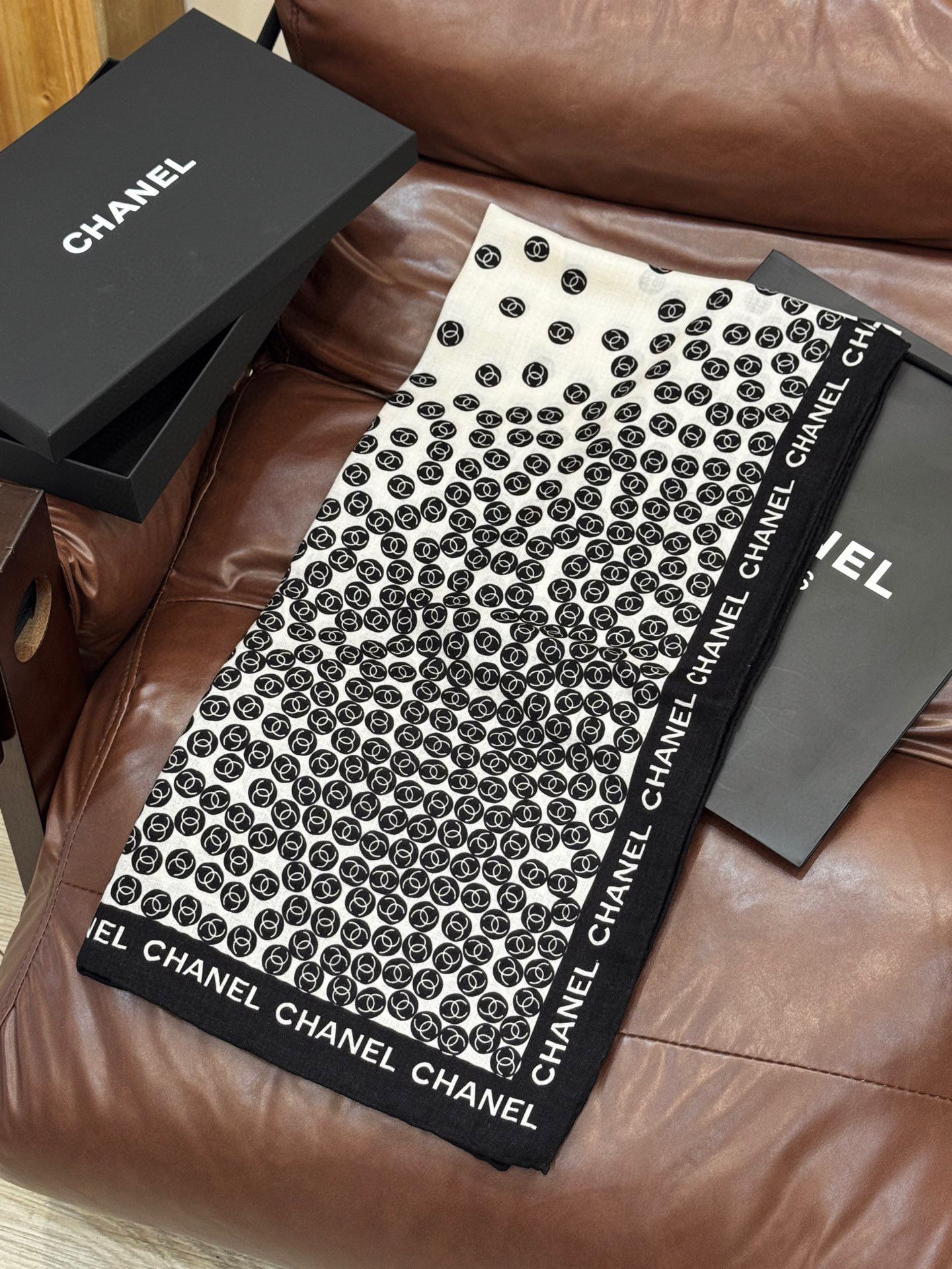  Chanel 25s秋冬新品～
【140顶级丝毛双面同色披肩】

25s 秋冬披肩设计真的好有突破
粉