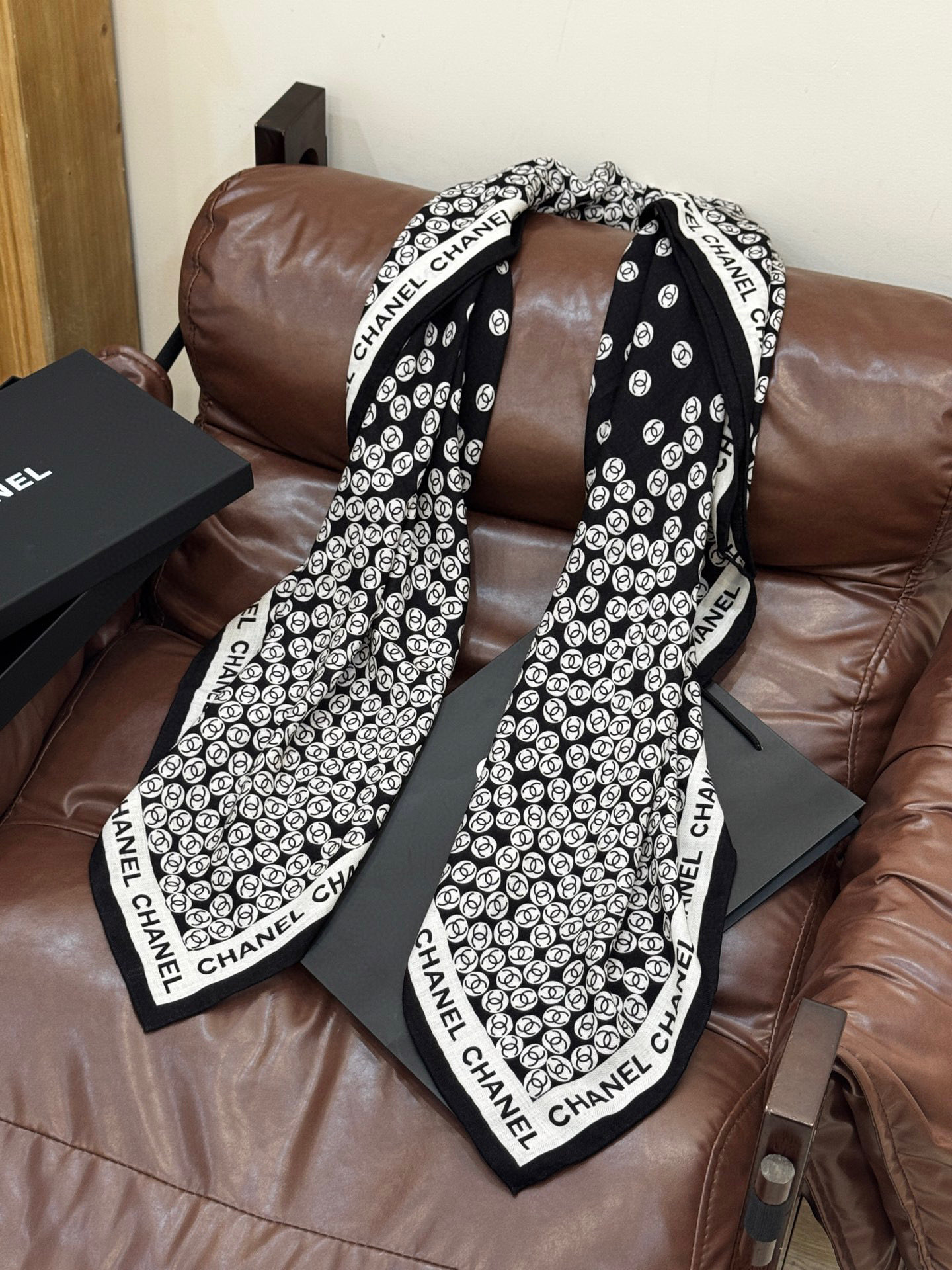  Chanel 25s秋冬新品～
【140顶级丝毛双面同色披肩】

25s 秋冬披肩设计真的好有突破
粉