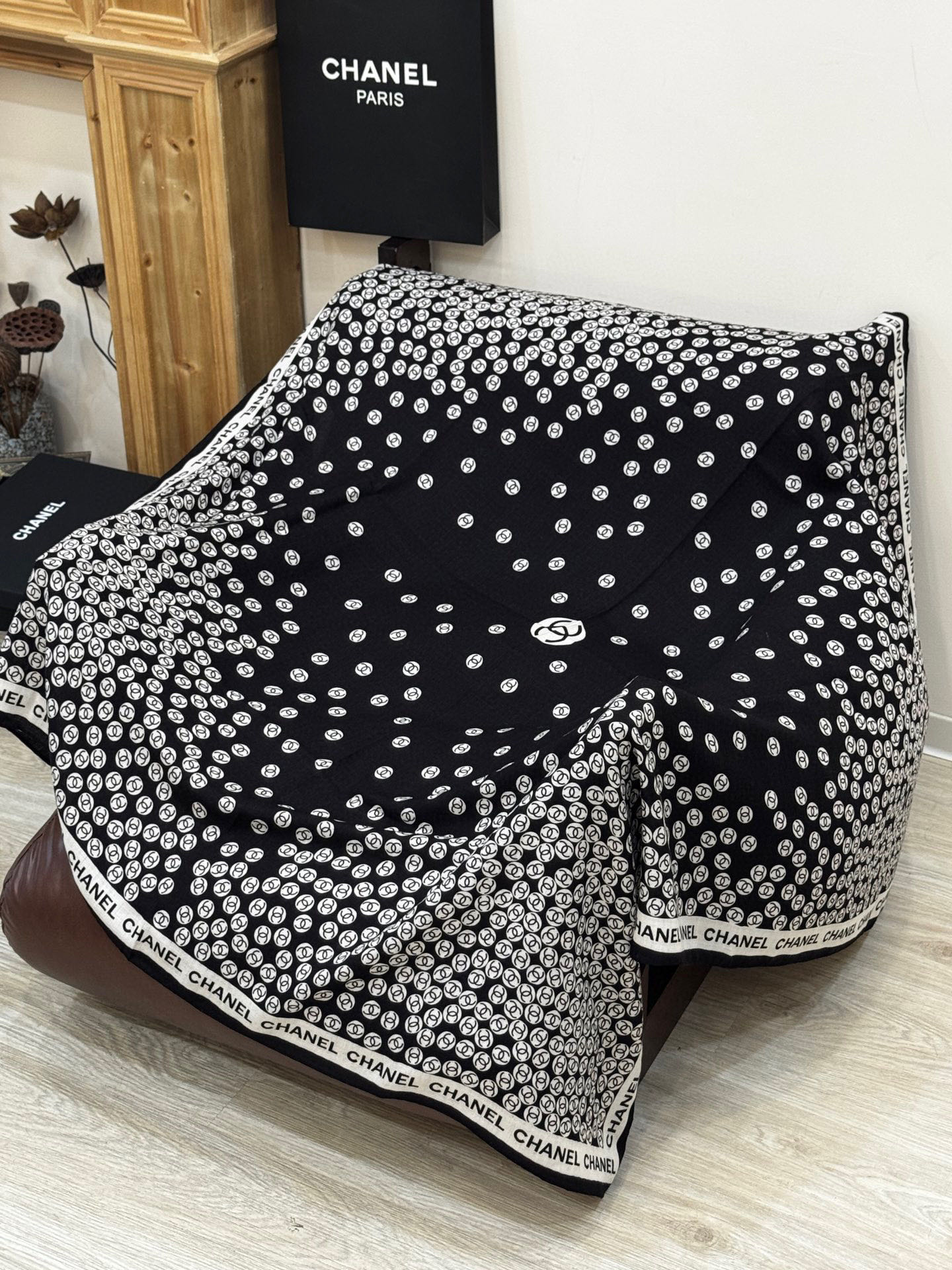  Chanel 25s秋冬新品～
【140顶级丝毛双面同色披肩】

25s 秋冬披肩设计真的好有突破
粉