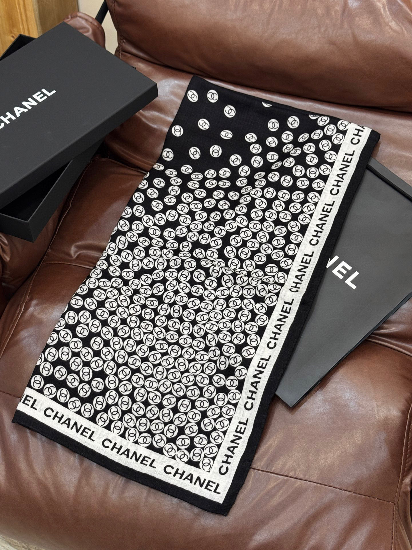  Chanel 25s秋冬新品～
【140顶级丝毛双面同色披肩】

25s 秋冬披肩设计真的好有突破
粉