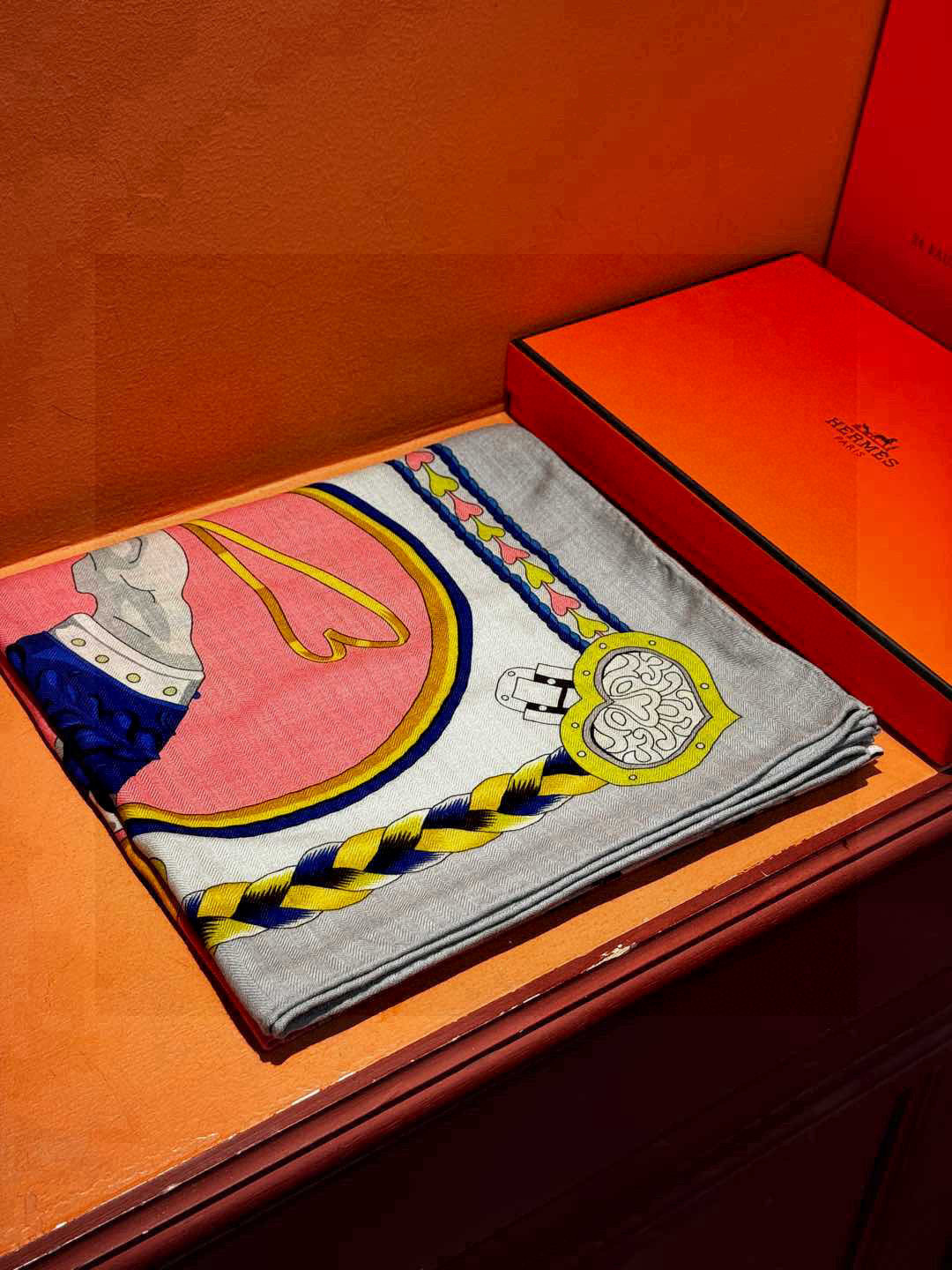  【双面同色】原单爱马仕140cm丝绒方巾💕 甜蜜的鞍具，装饰家芳登和佩西耶设计的一款餐盘增添骑士般的浪