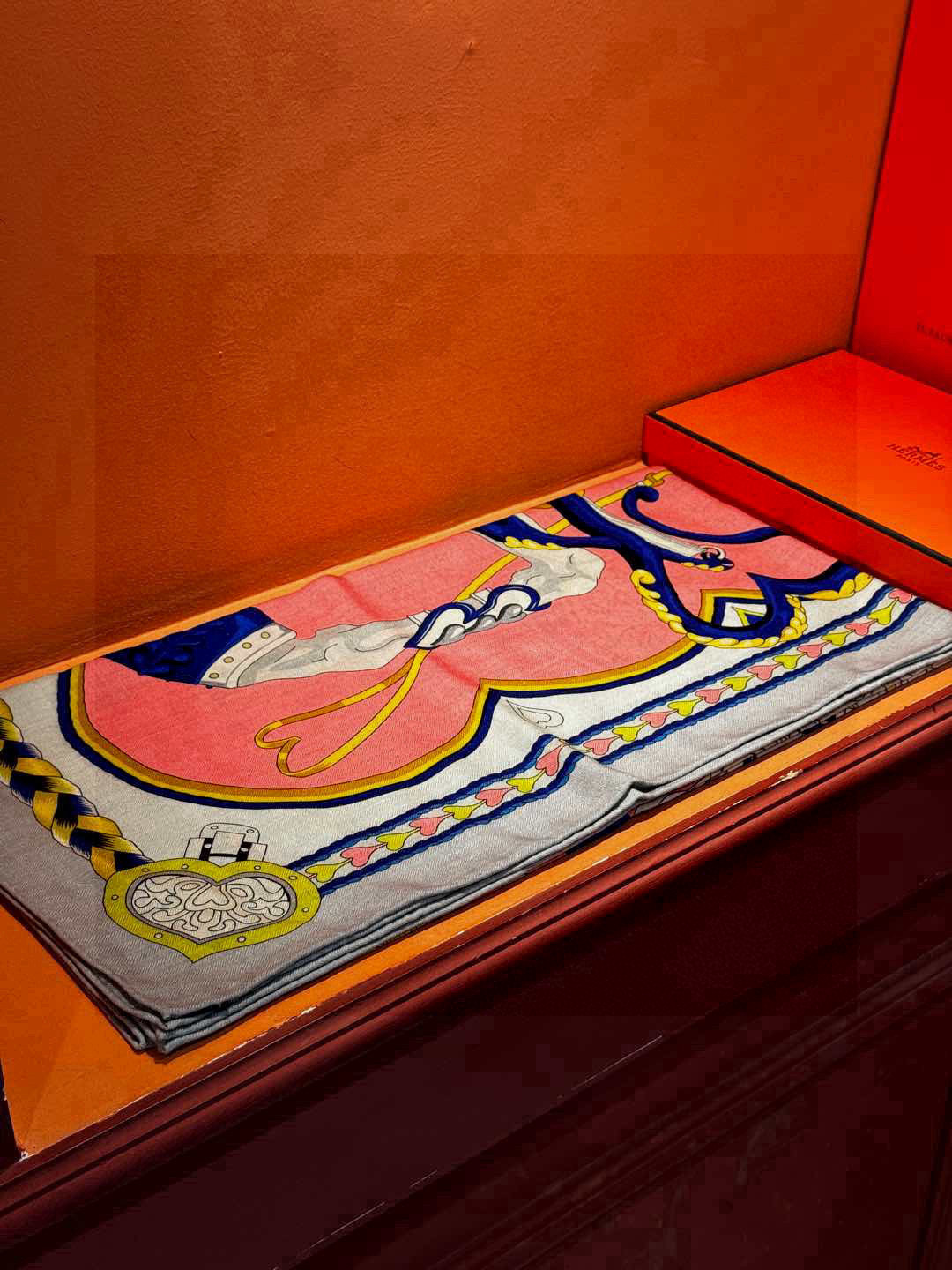  【双面同色】原单爱马仕140cm丝绒方巾💕 甜蜜的鞍具，装饰家芳登和佩西耶设计的一款餐盘增添骑士般的浪