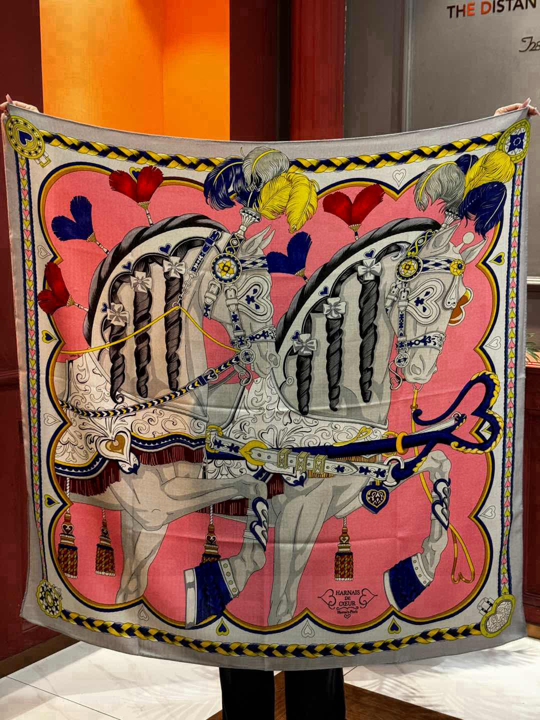  【双面同色】原单爱马仕140cm丝绒方巾💕 甜蜜的鞍具，装饰家芳登和佩西耶设计的一款餐盘增添骑士般的浪