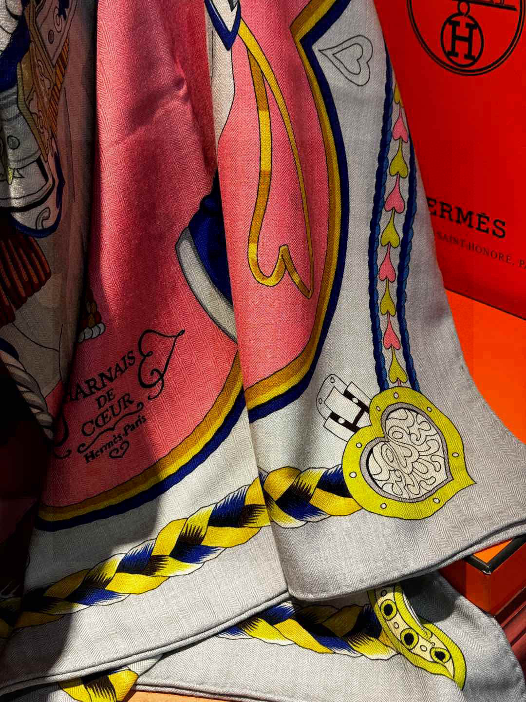  【双面同色】原单爱马仕140cm丝绒方巾💕 甜蜜的鞍具，装饰家芳登和佩西耶设计的一款餐盘增添骑士般的浪