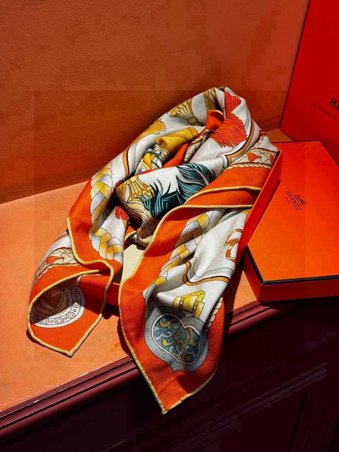  【双面同色】原单爱马仕140cm丝绒方巾💕 甜蜜的鞍具，装饰家芳登和佩西耶设计的一款餐盘增添骑士般的浪